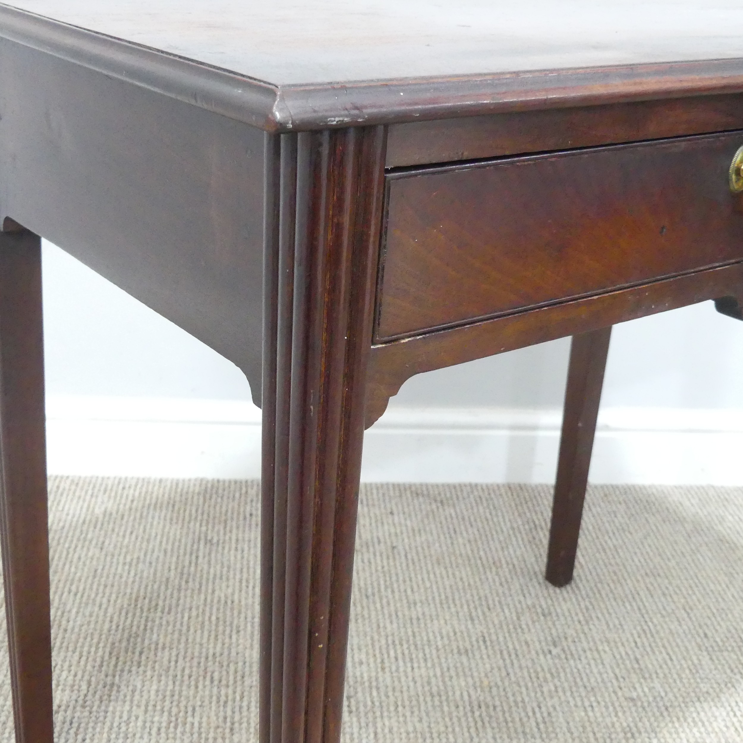 A Georgian mahogany side Table, moulded top over one drawer, raised on reeded legs, W 75.5 cm x H - Bild 4 aus 7