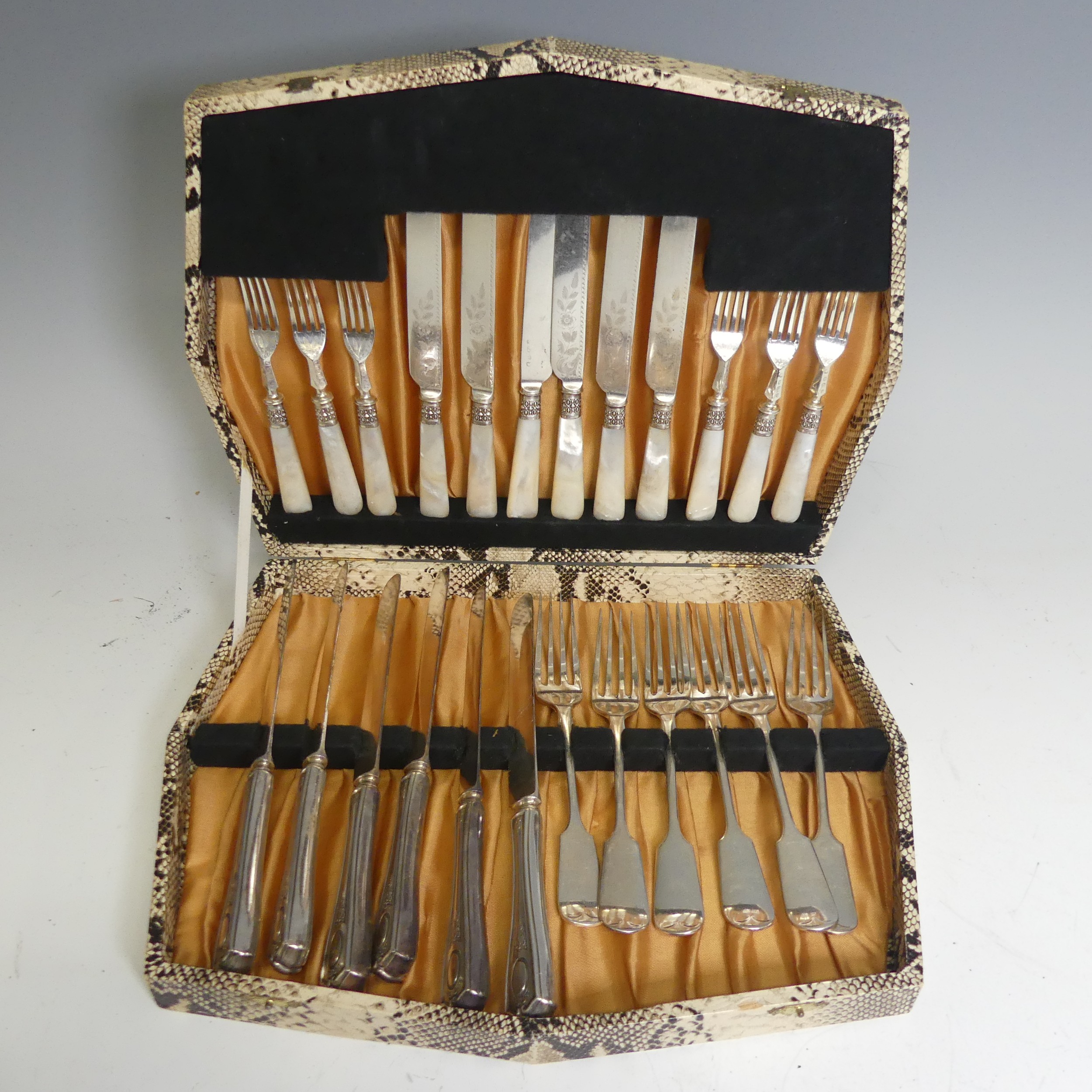 A canteen of silver plated Fish Cutlery, six place setting with mother of pearl handles, in velvet - Image 4 of 14