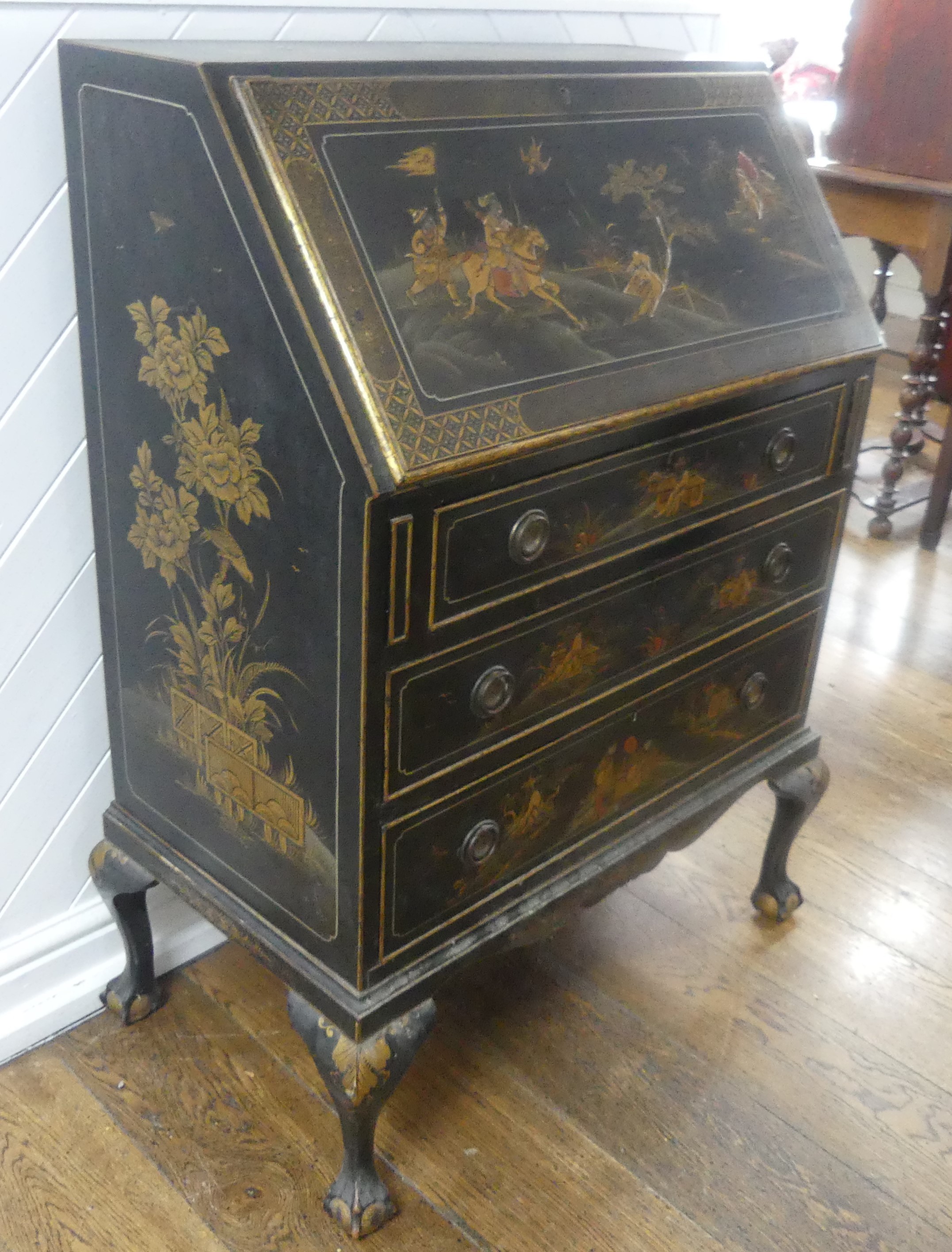 An early 20th century Chinoiserie Bureau, black lacquered and gilt painted decorations, sloped - Bild 2 aus 7