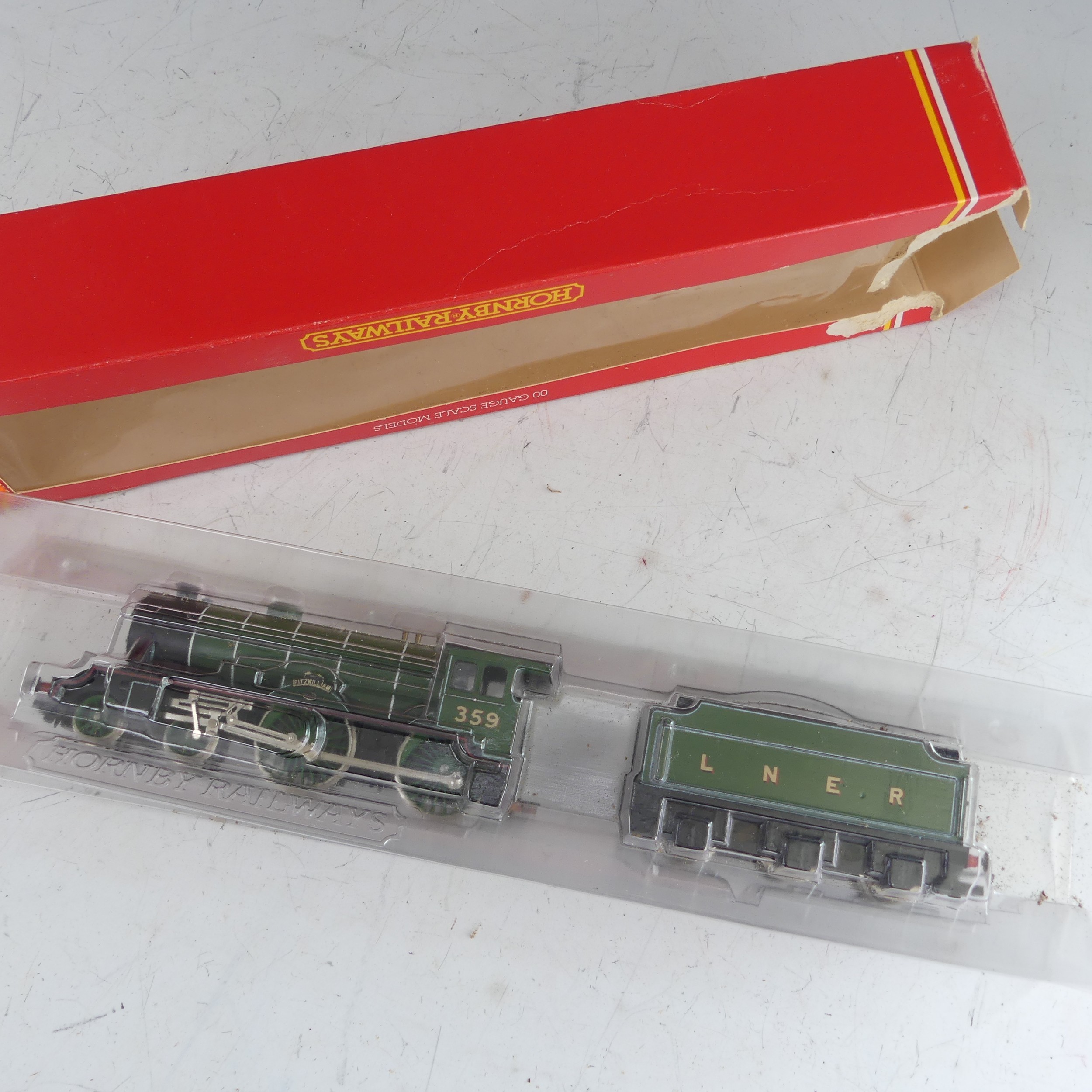 Hornby Railways: Five ‘00’ gauge 2-rail tender locomotives, all boxed, R.063 B.R. 4-6-2 Class 7 ‘ - Bild 6 aus 7