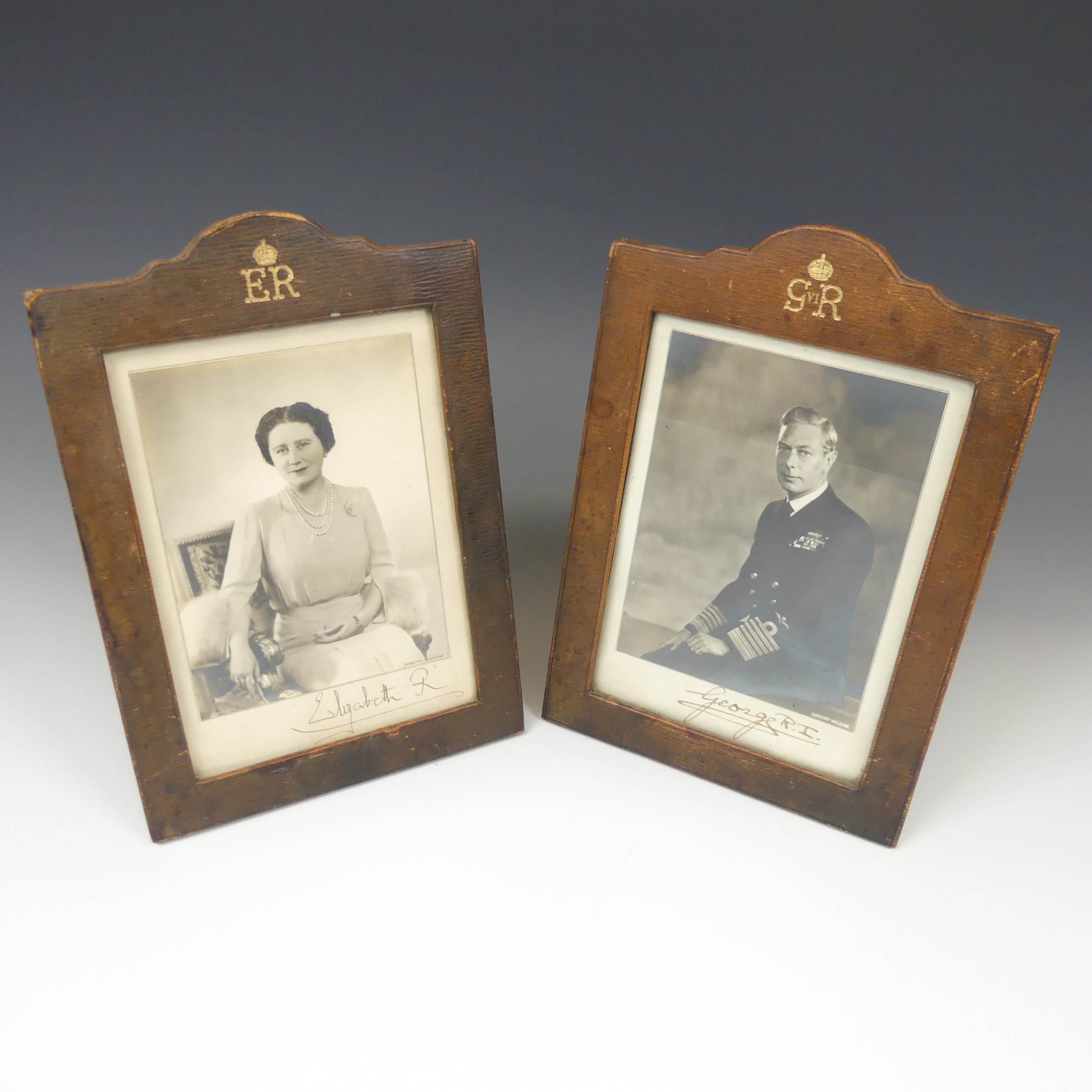 A pair of portrait photographs of King George VI and Queen Elizabeth, taken by Dorothy Wilding, each - Bild 2 aus 8
