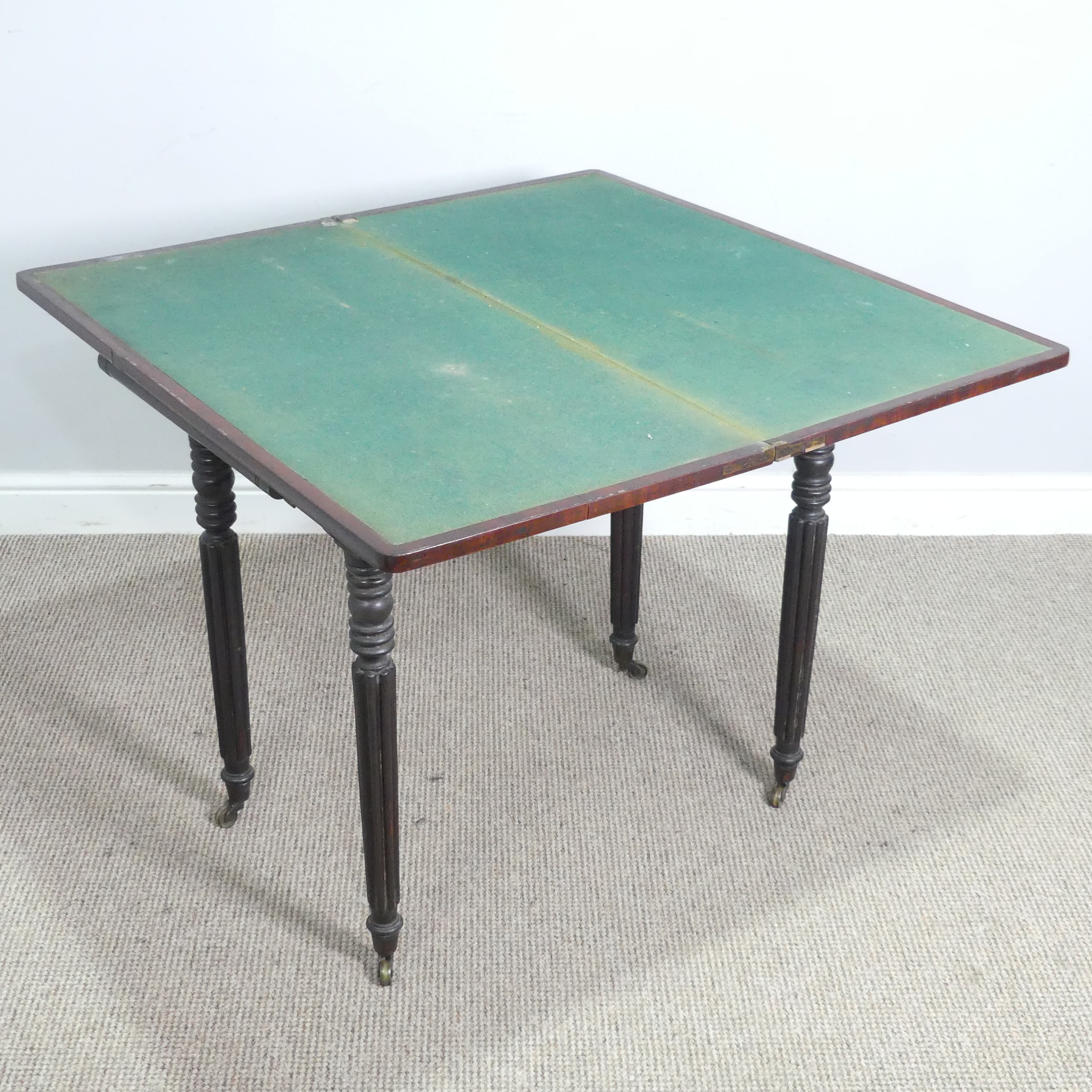 A Regency mahogany card Table, raised on reeded column legs and brass castors, W 91.5 cm x H 74 cm x - Bild 6 aus 7