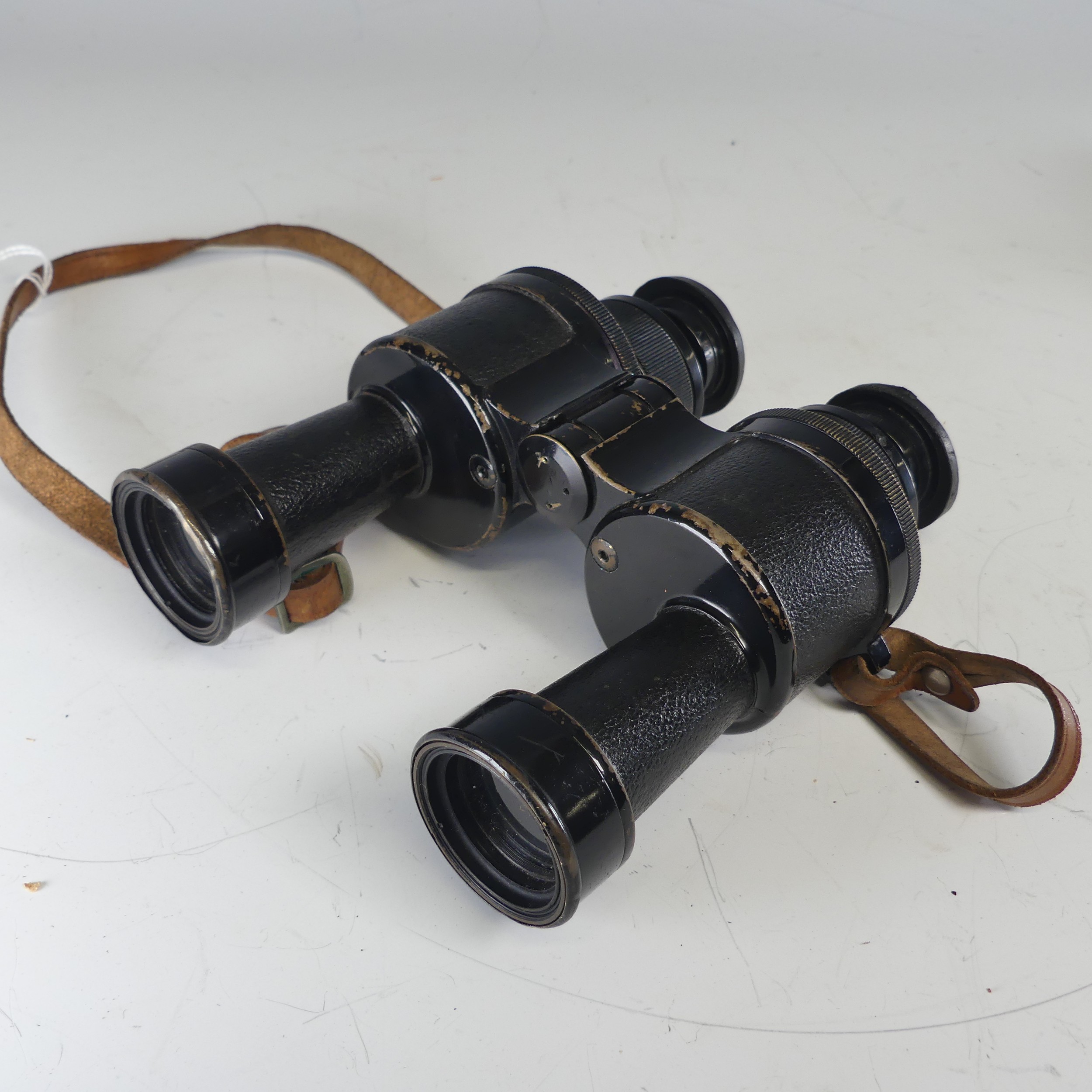 A pair of German WW2 Kriegsmarine Binoculars, stamped 'Dm-1v, 8 x 30, D.F. Artl, KRIEGSMARINE' - Bild 6 aus 8