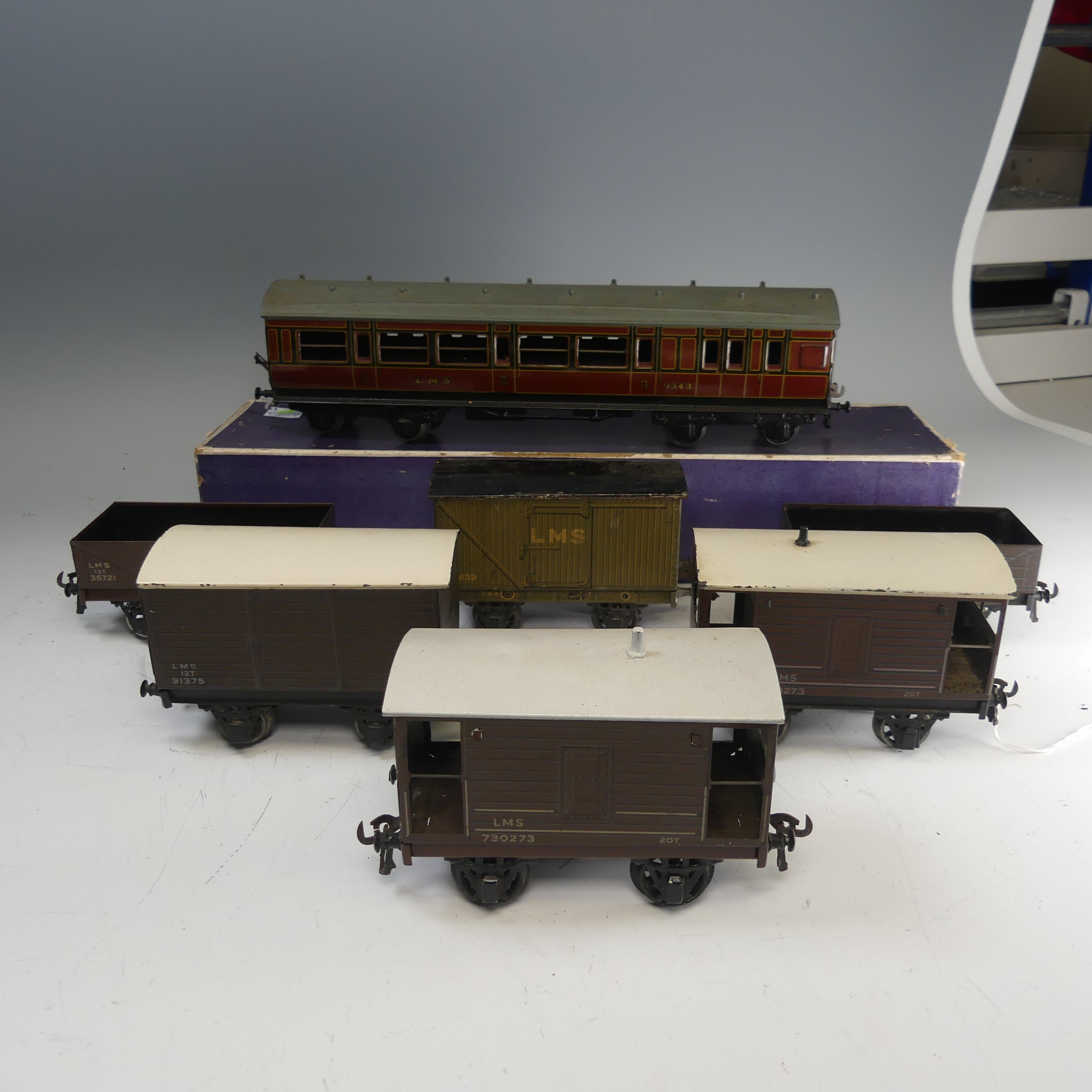 Bassett-Lowke '0' gauge LMS 3rd Class Coach, maroon with yellow lettering, No.9343, boxed, - Bild 6 aus 9