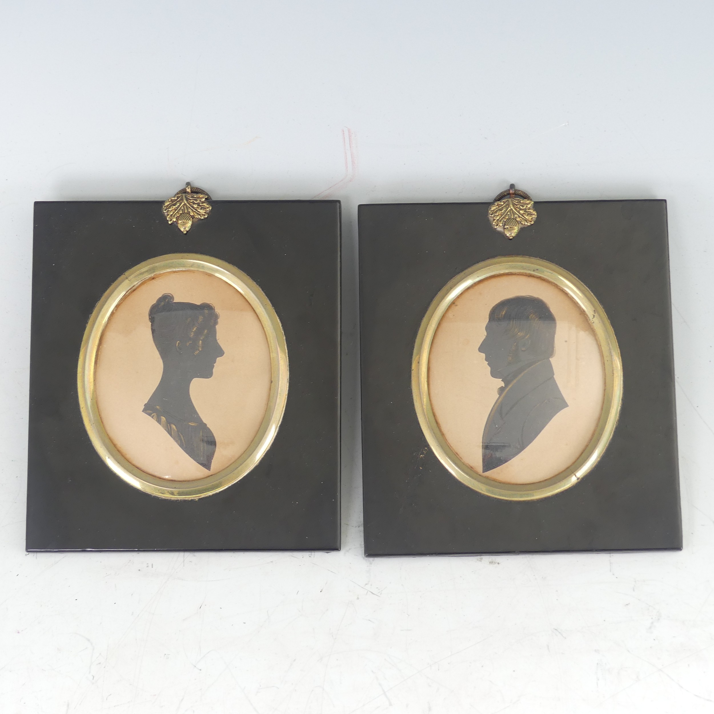 Pair of Victorian silhouette portraits, 'Thomas Oldham' and 'Mary Ann Oldham', painted on card, - Bild 2 aus 3
