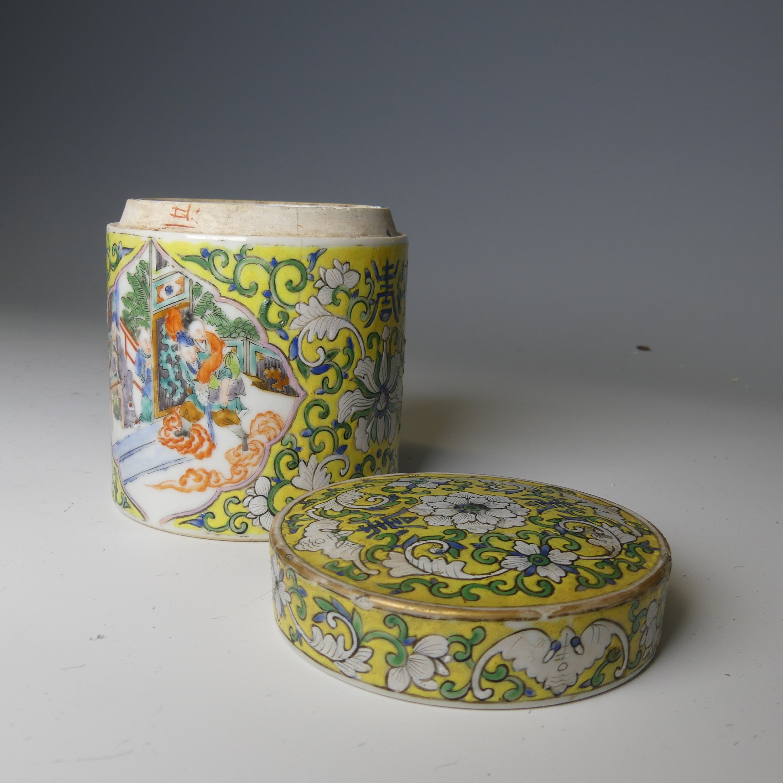 An antique Chinese porcelain famille jaune Pot and Cover, of cylindrical form, with central - Bild 6 aus 8