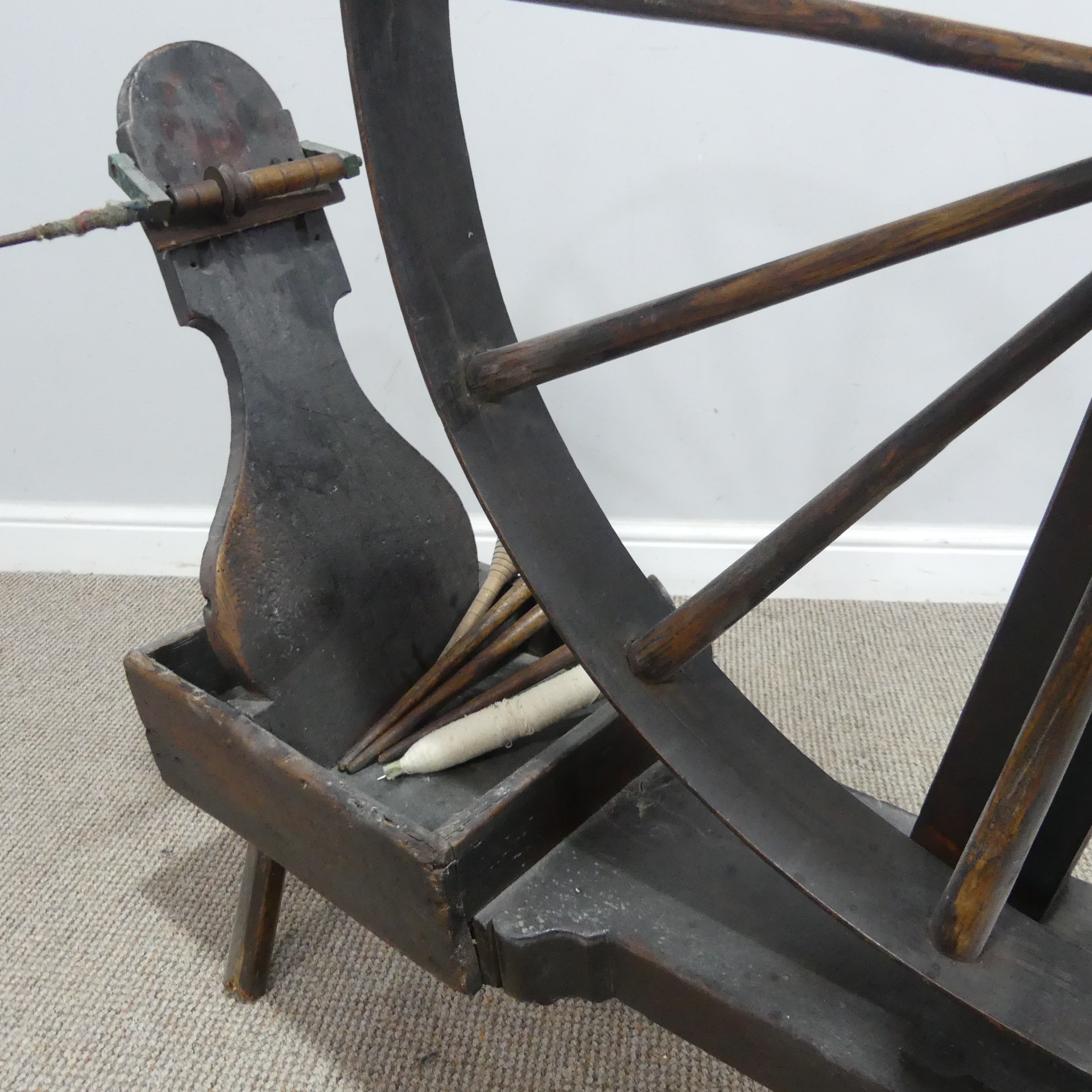 A large late 18th / early 19th century oak country spinning Wheel, W 114 cm x H 114 cm x D 28 cm. - Image 5 of 5