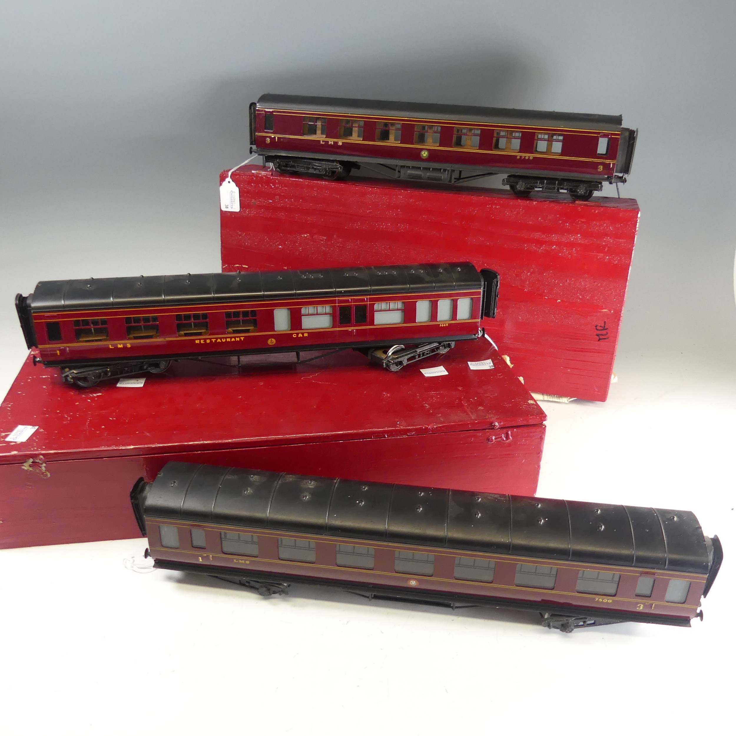 Three Exley ‘0’ gauge LMS Passenger Coaches, maroon with yellow lettering; All 3rd Class Coach No. - Bild 2 aus 5
