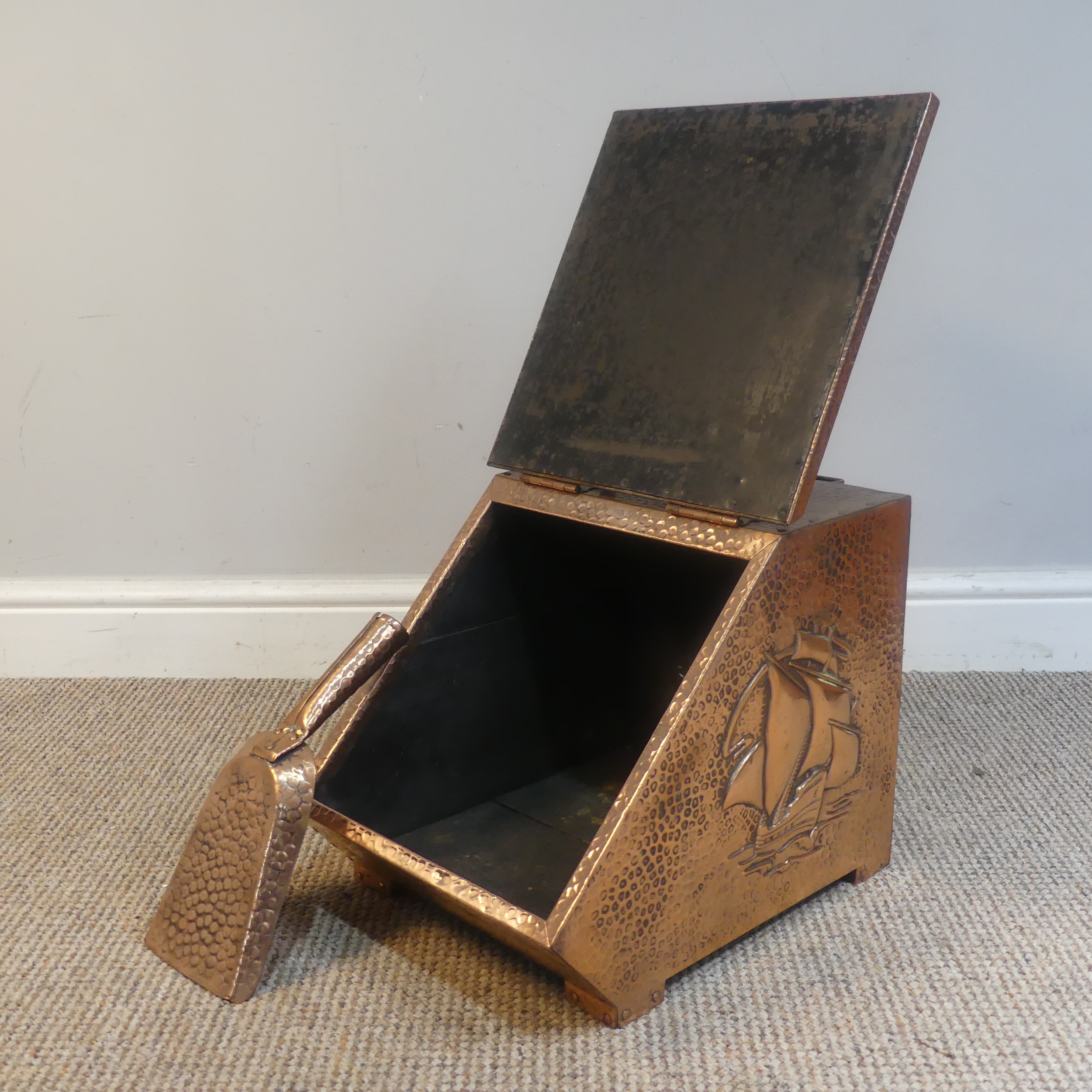 J & F Poole of Hayle Arts & Crafts copper coal Scuttle, with distinctive hammered finish and - Image 8 of 10