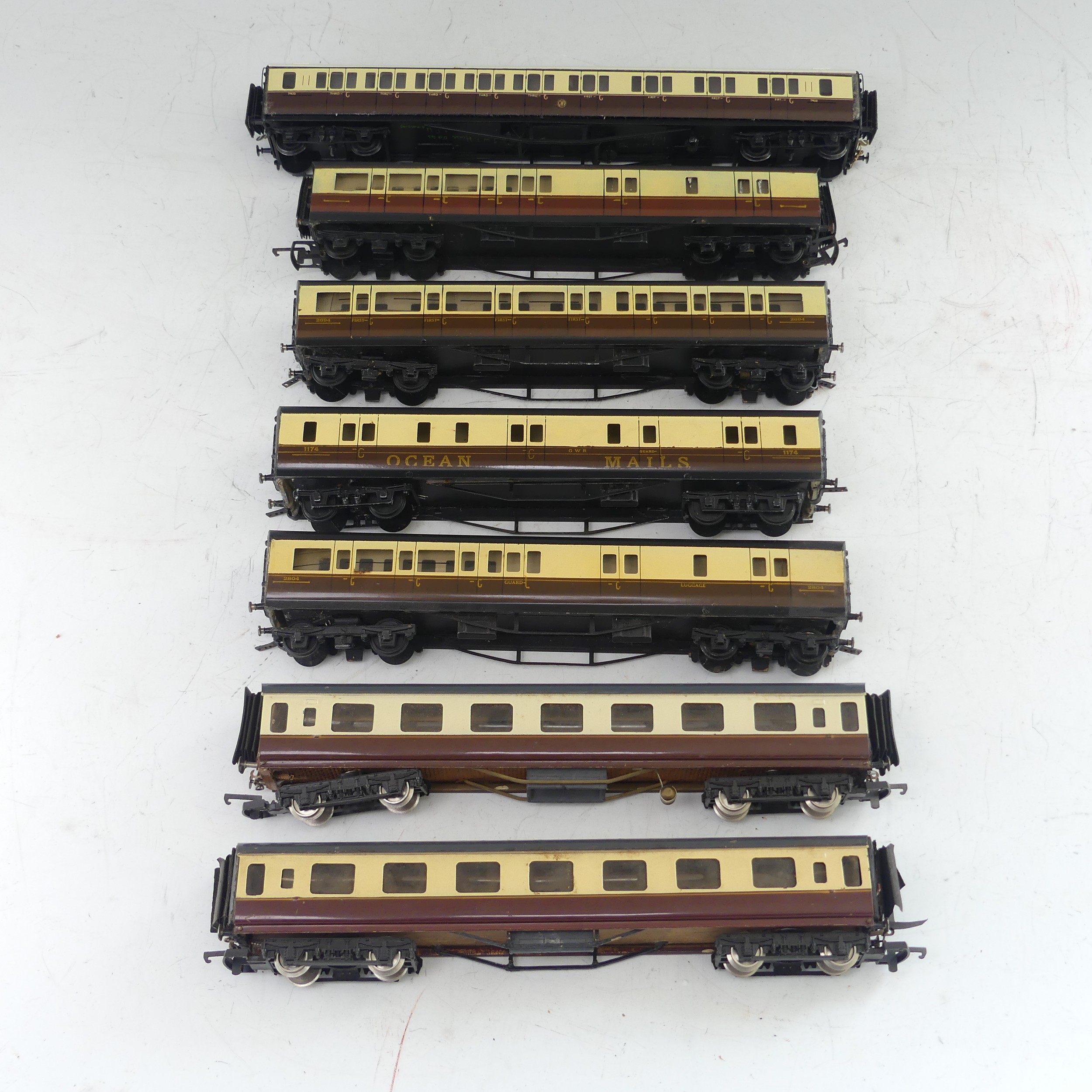 An '00' gauge G.W.R. 70' 1st/3rd Compound Corridor Coach No.7932, chocolate and cream, the base - Image 5 of 8