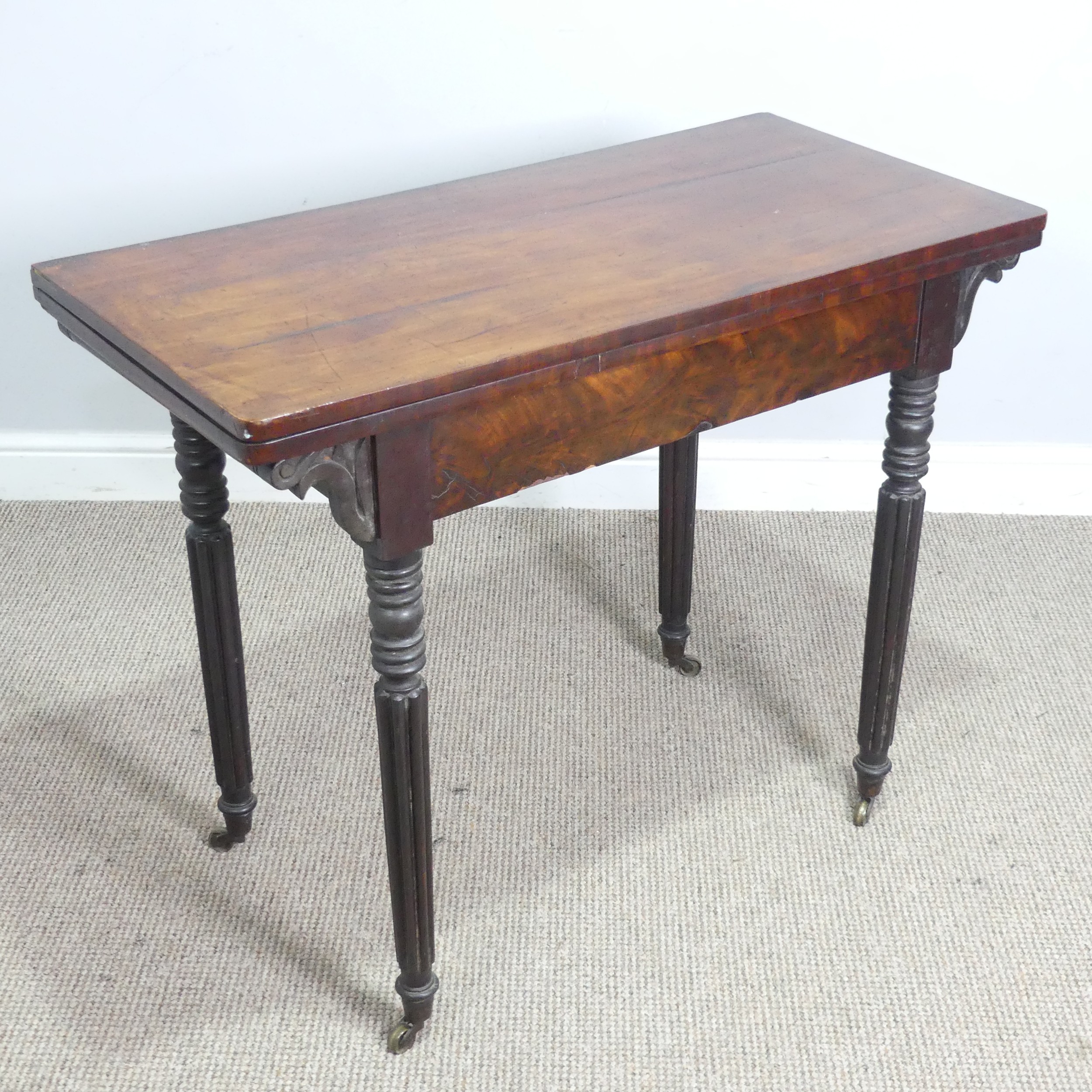 A Regency mahogany card Table, raised on reeded column legs and brass castors, W 91.5 cm x H 74 cm x - Bild 5 aus 7