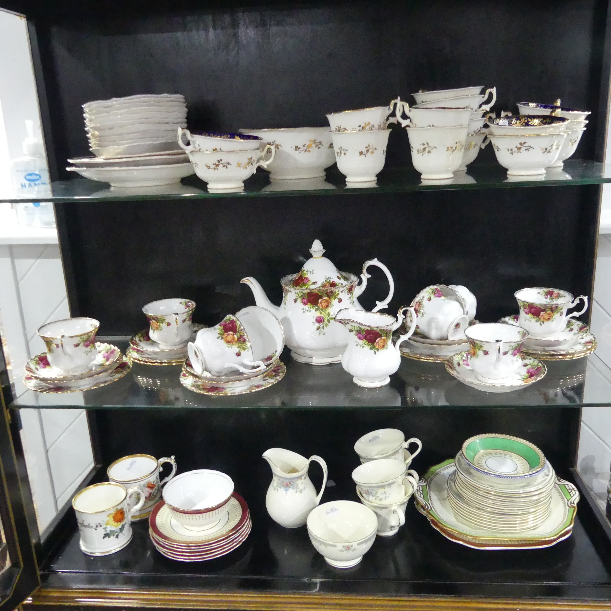 A 19th century Staffordshire part tea set, comprising teapot, sugar basin and cream jug with sixteen - Image 2 of 10