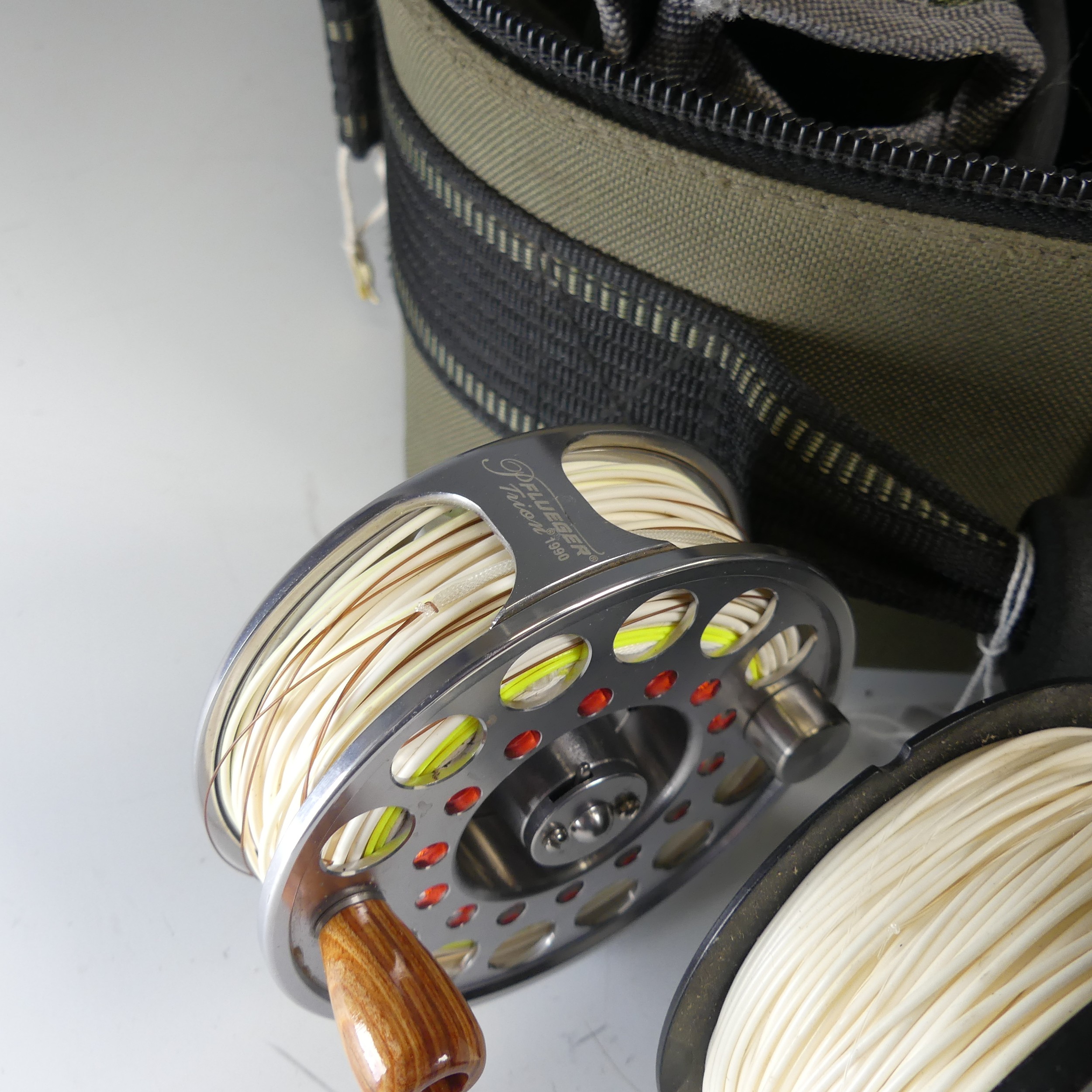 A collection of Fishing Reels in a Wilderness padded reel Bag, reels include a Pflueger Trion fly - Bild 2 aus 5