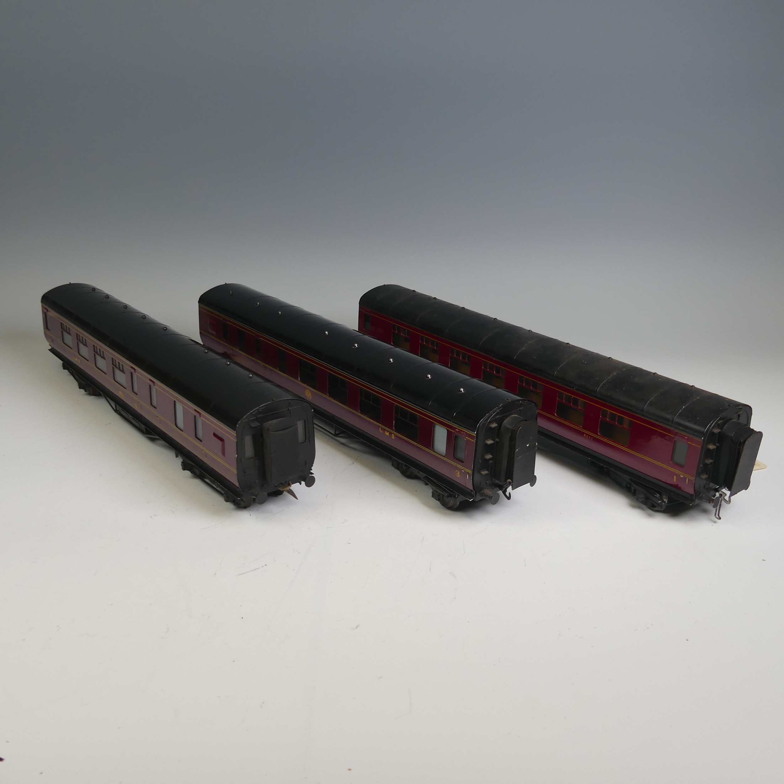 Three Exley ‘0’ gauge LMS Passenger Coaches, maroon with yellow lettering; 1st Class Corridor - Bild 4 aus 9