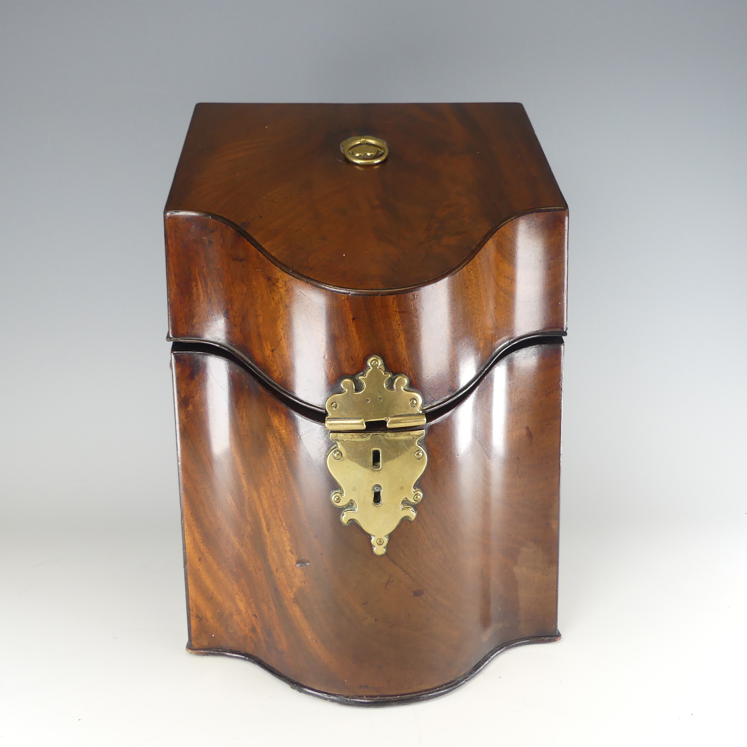 A Georgian mahogany serpentine front Knife Box, brass carrying handles to either side, with original - Bild 2 aus 10