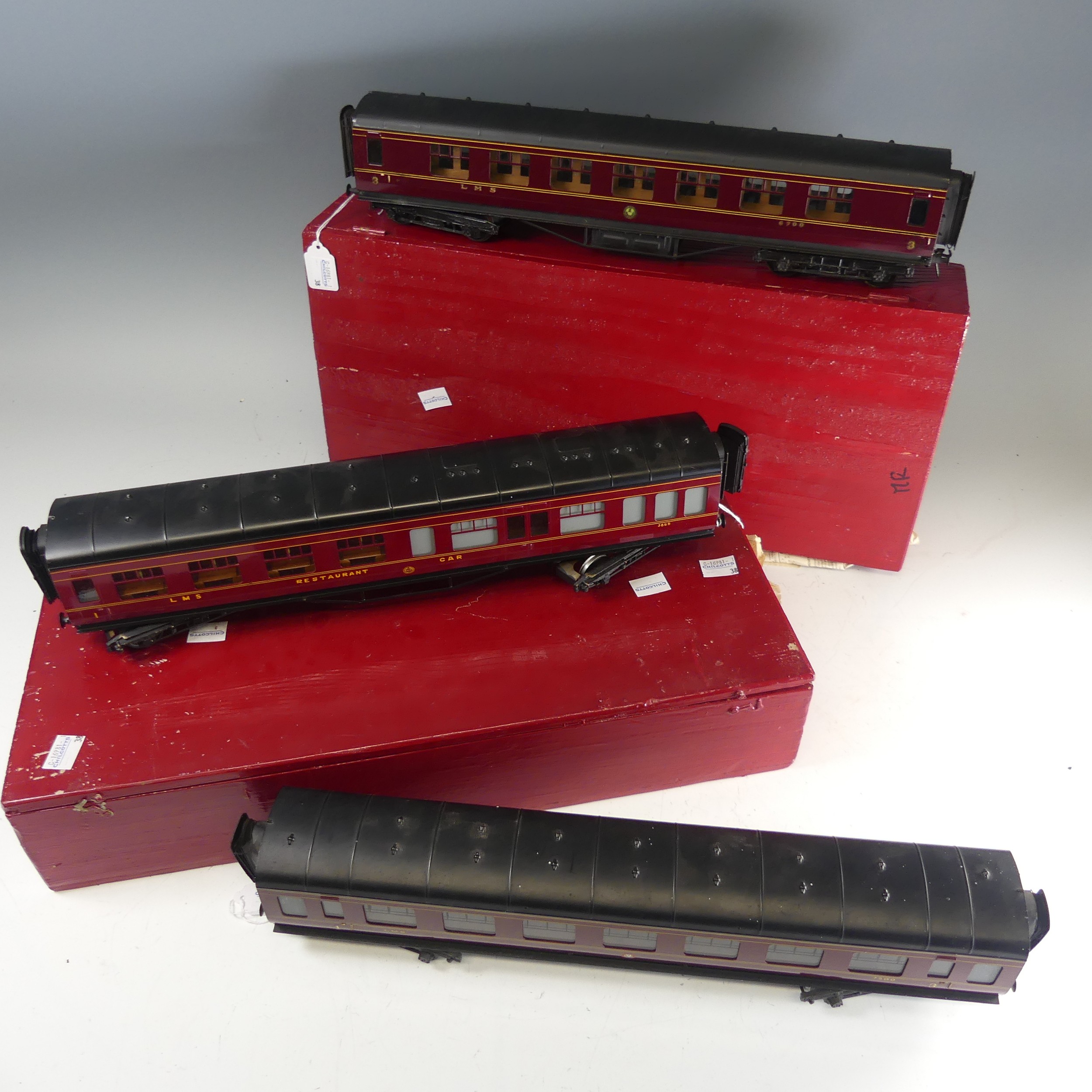 Three Exley ‘0’ gauge LMS Passenger Coaches, maroon with yellow lettering; All 3rd Class Coach No. - Bild 4 aus 5