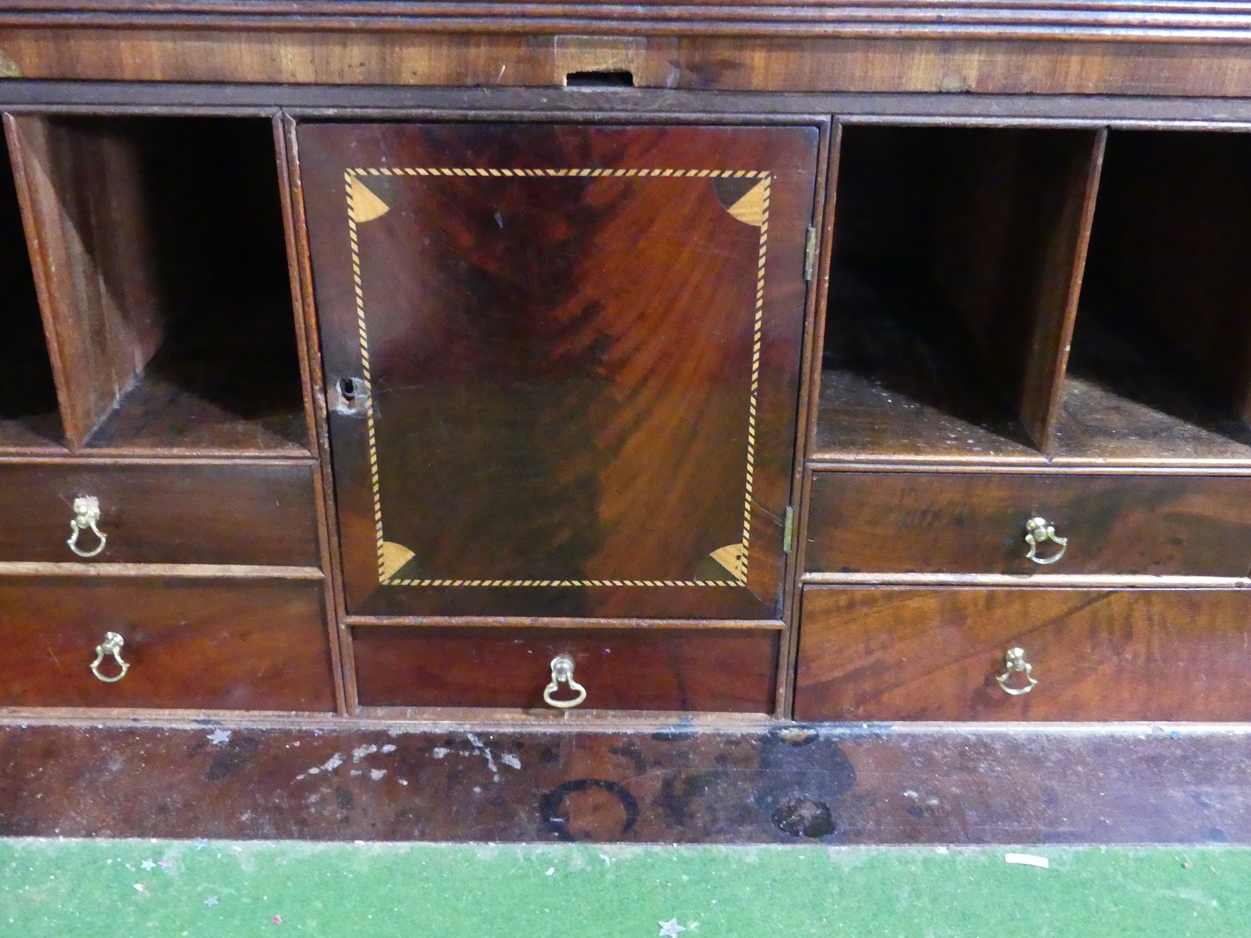 A Georgian mahogany secretaire Cabinet on Chest, carved geometric cornice with marquetry inlaid - Bild 8 aus 8