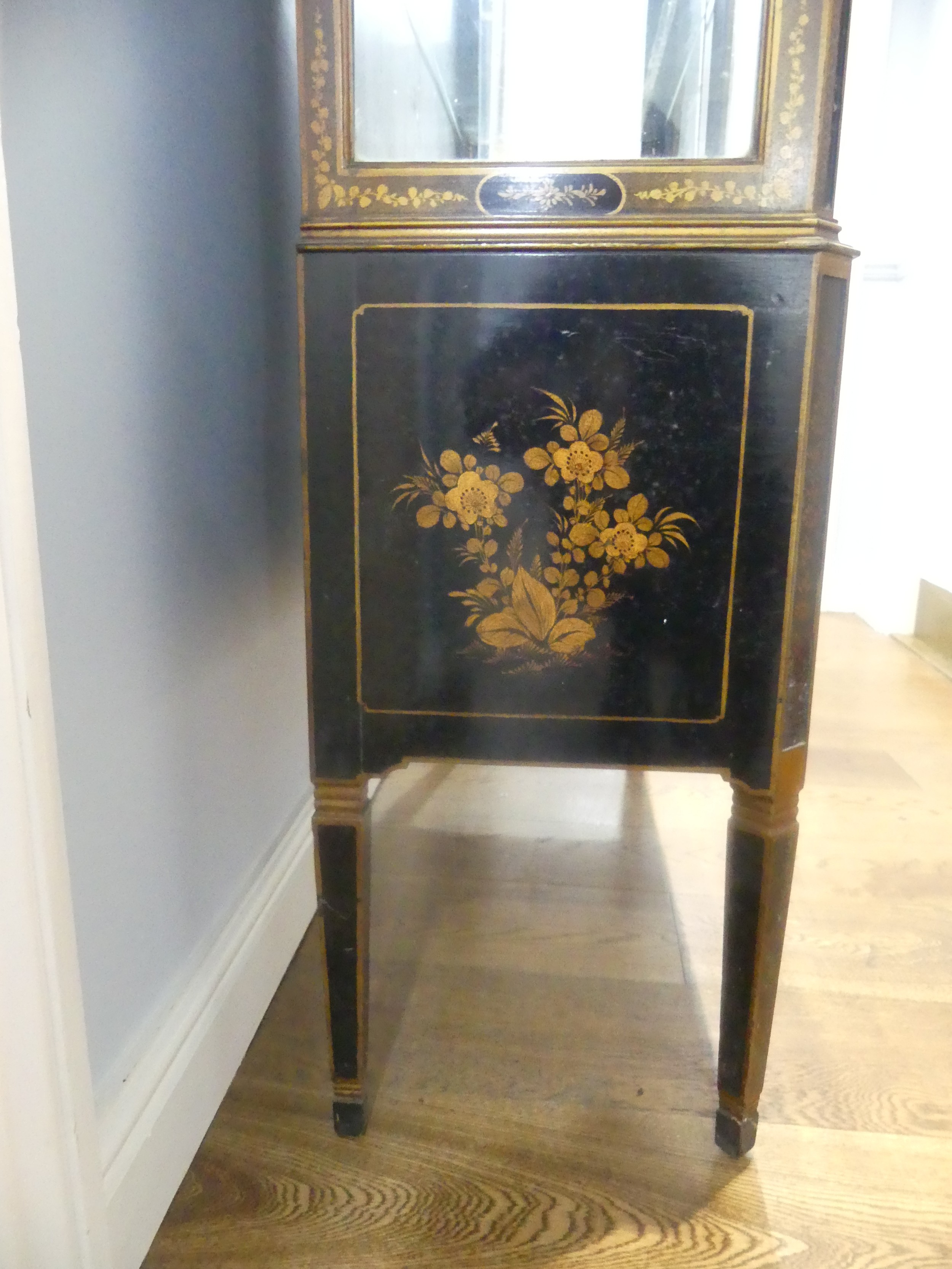An early 20th century Chinoiserie display Cabinet, black lacquered with gilt painted decorations, - Bild 5 aus 7