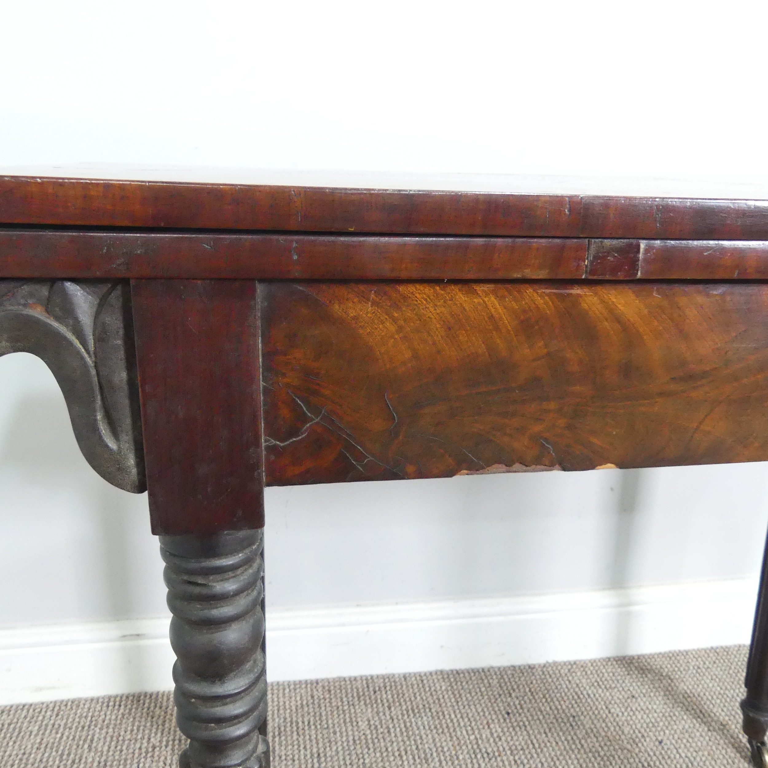 A Regency mahogany card Table, raised on reeded column legs and brass castors, W 91.5 cm x H 74 cm x - Bild 3 aus 7