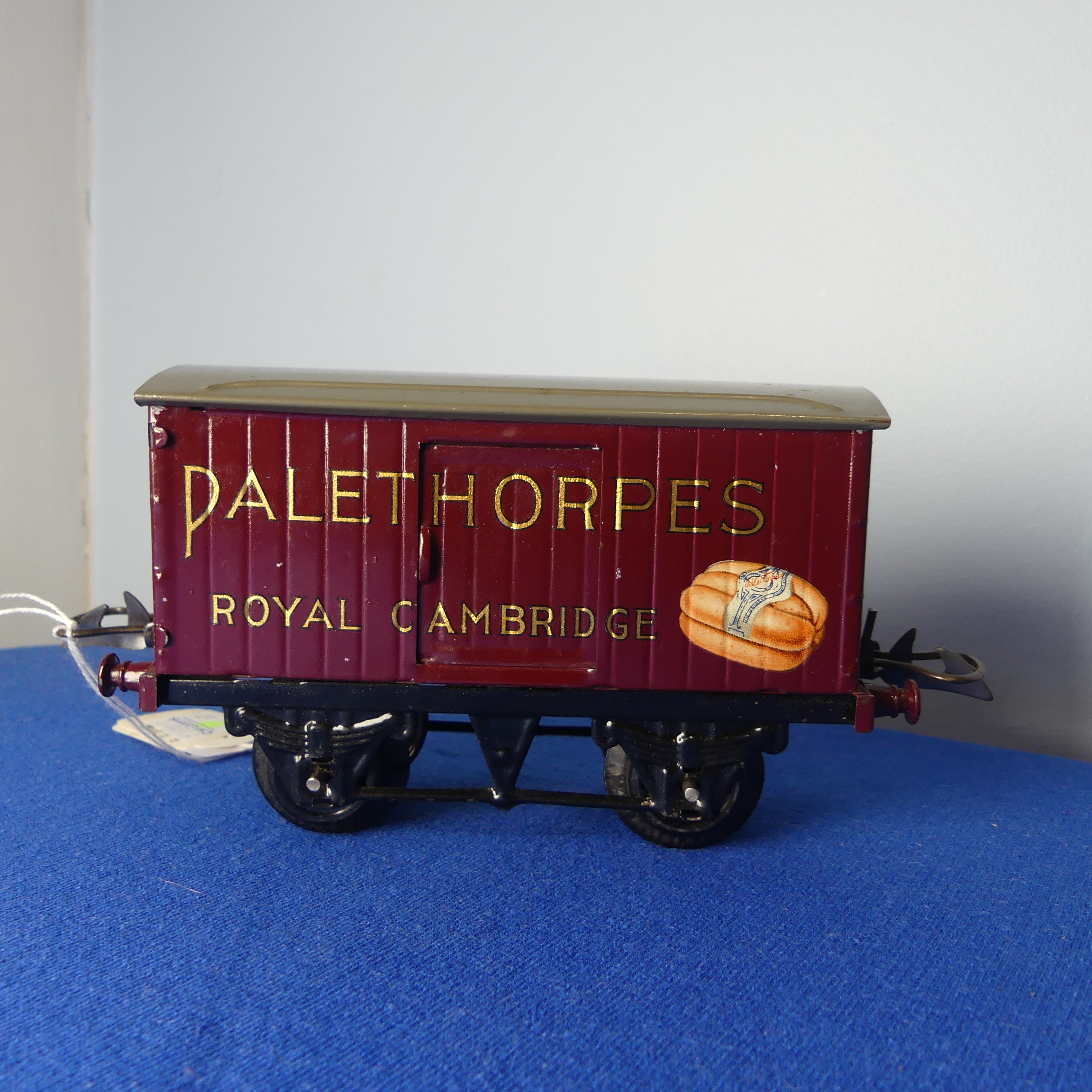 Hornby '0' gauge "Palethorpes Sausage" Van, RS717, maroon body, "Palethorpes Royal Cambridge", - Bild 5 aus 9