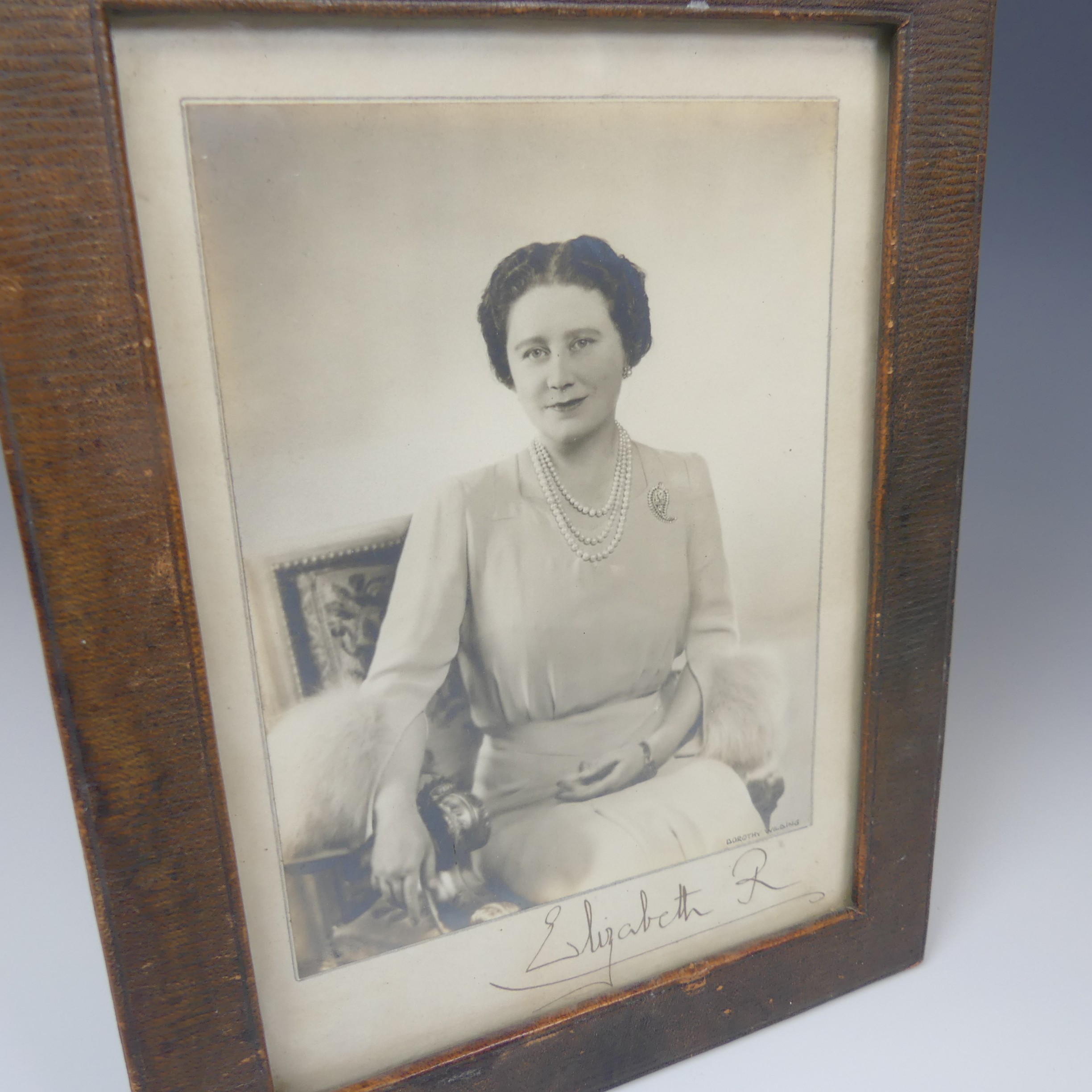 A pair of portrait photographs of King George VI and Queen Elizabeth, taken by Dorothy Wilding, each - Bild 8 aus 8