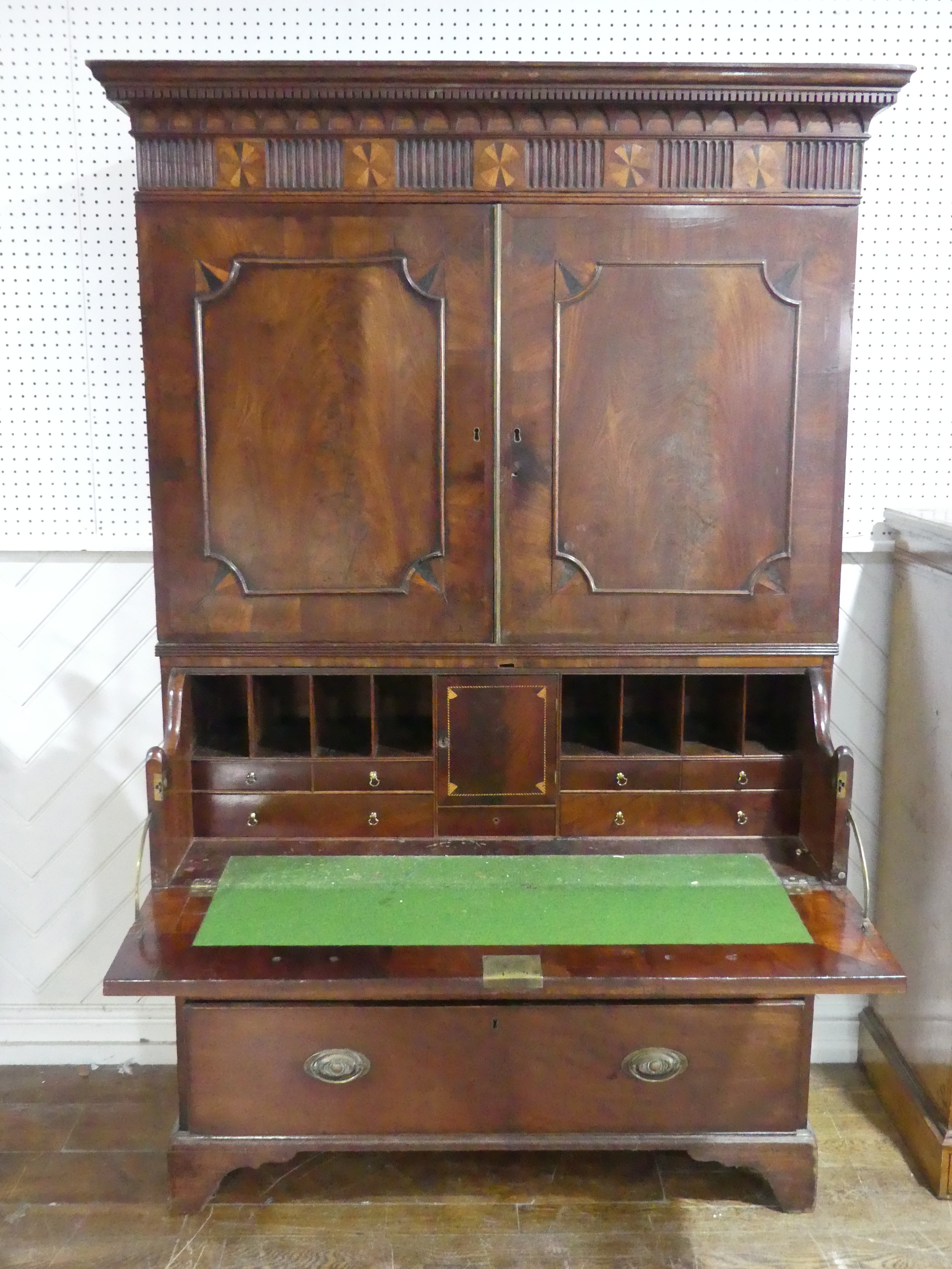 A Georgian mahogany secretaire Cabinet on Chest, carved geometric cornice with marquetry inlaid - Bild 6 aus 8