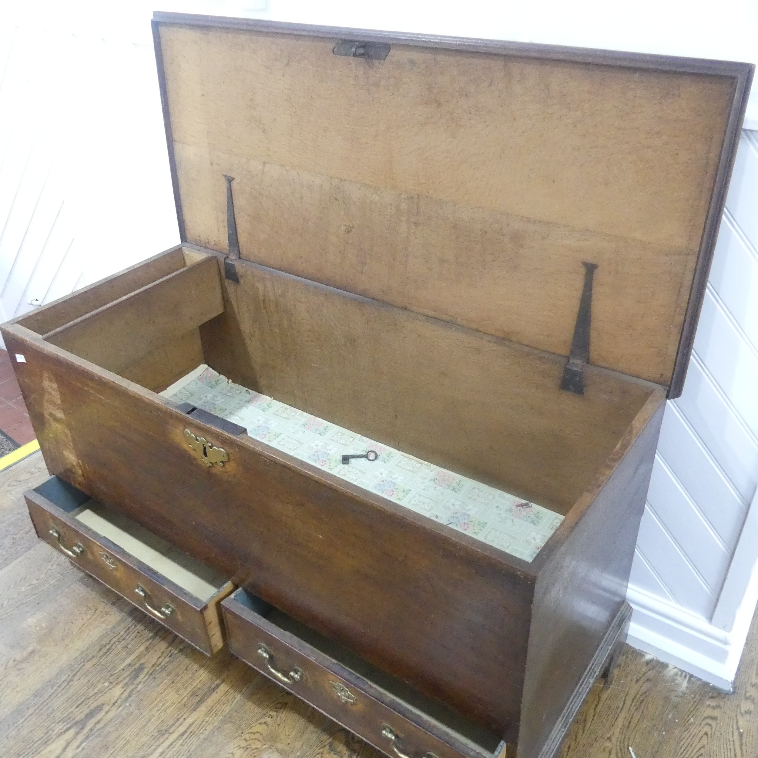 An early Georgian oak mule Chest, rectangular top over two drawers raised on bracket feet, W 124 - Bild 5 aus 8