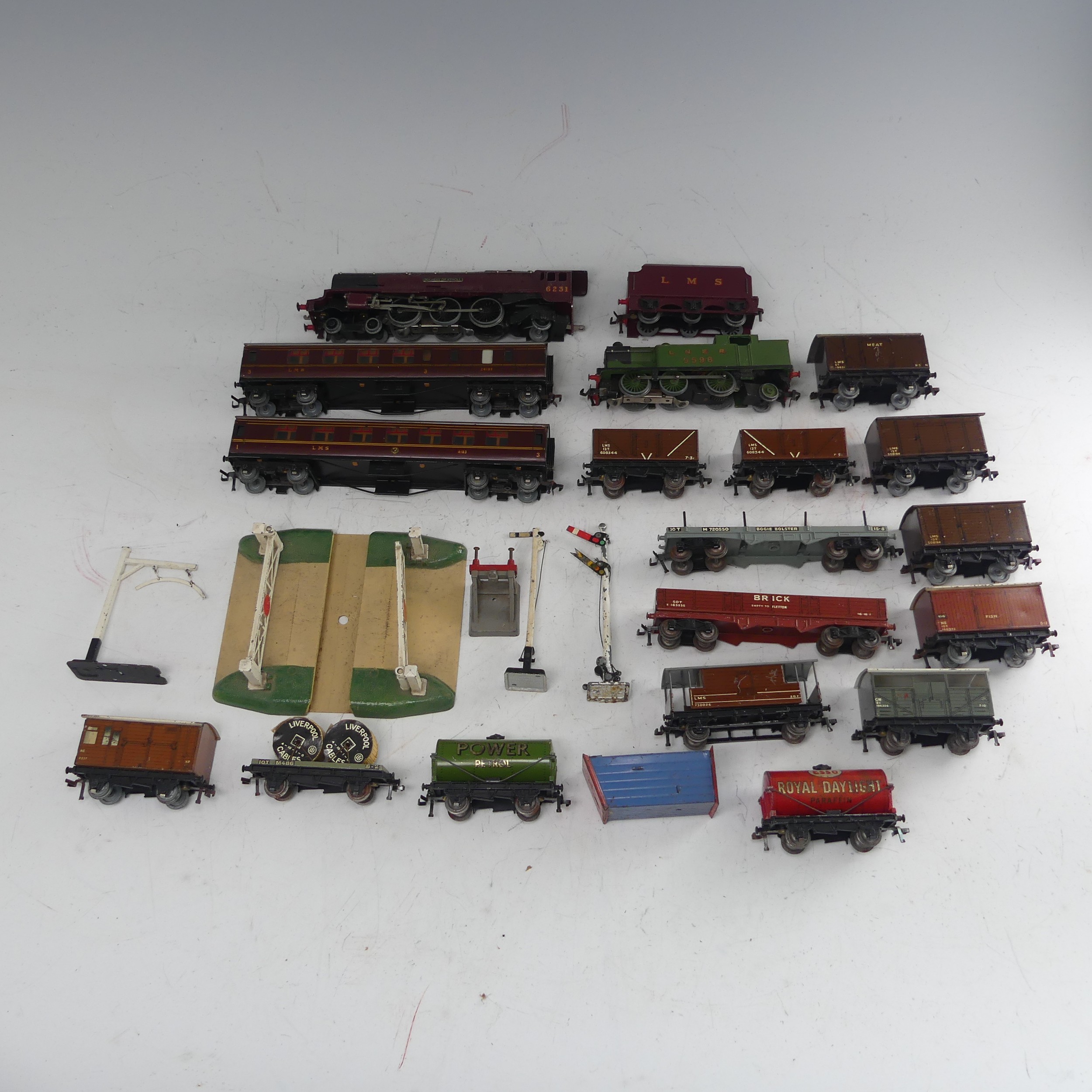 Hornby Dublo: A quantity of '00' gauge model railway, 3-rail electric, including 4-6-2 "Duchess of - Image 5 of 6