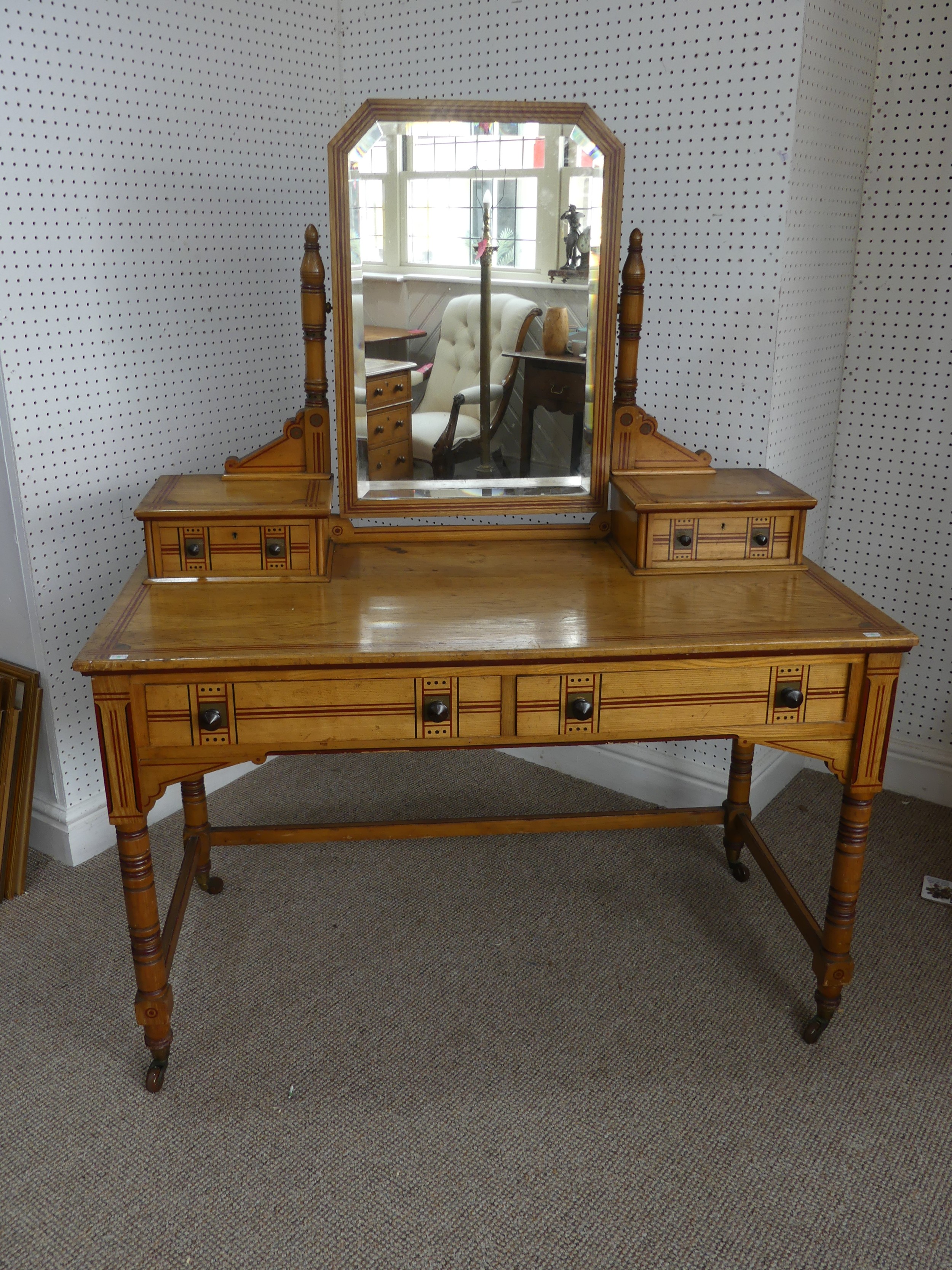 A good Aesthetic Movement pitch pine and oak Bedroom Suite, circa 1870, all pieces with matching - Bild 2 aus 20