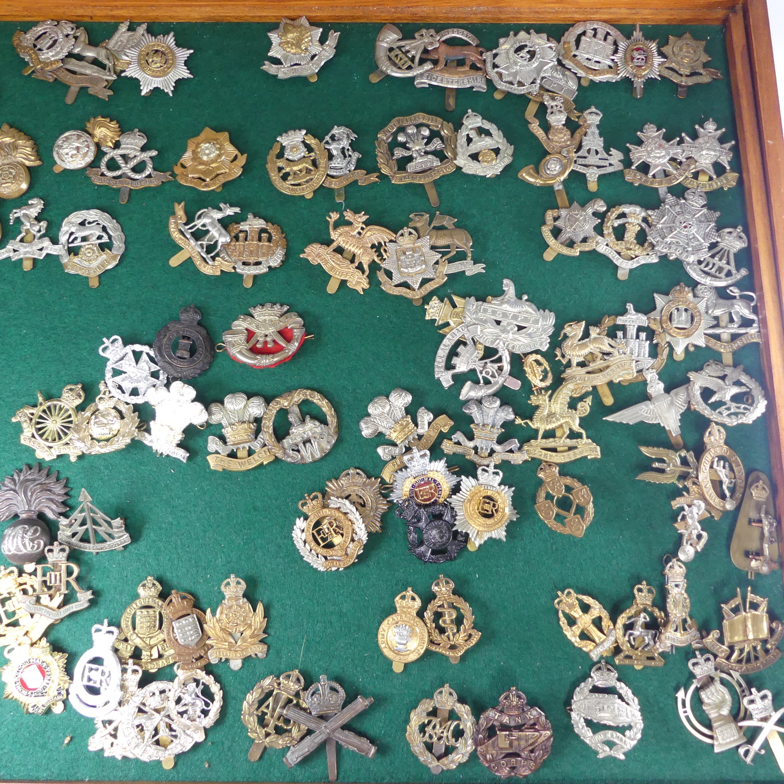 A large quantity of approximately 250 WW1, WW2 and later Cap Badges, including ; 60th King's Royal - Image 4 of 9