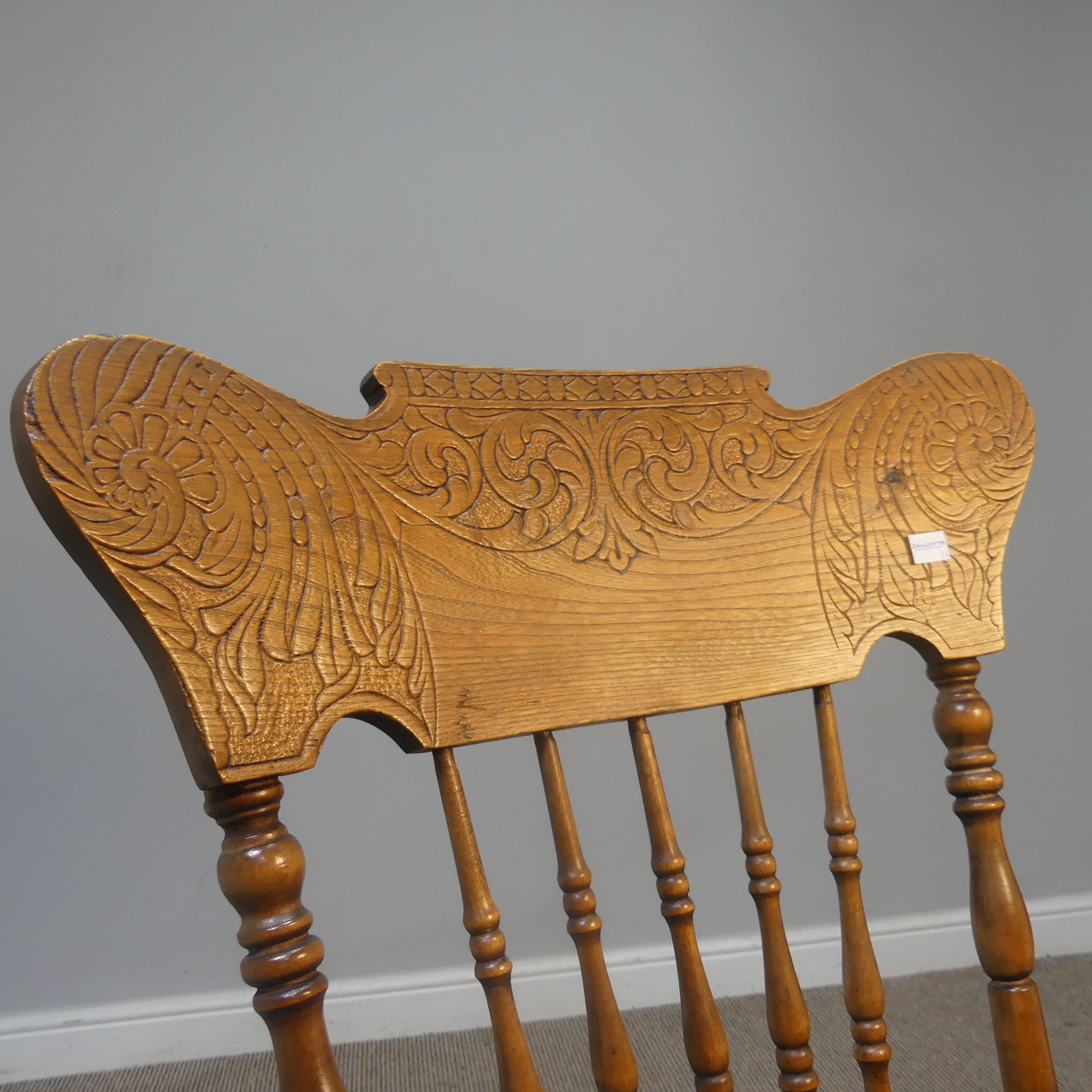 A set of six early 20th century Canadian Art Nouveau style spindle-back Dining Chairs, shaped carved - Bild 6 aus 8