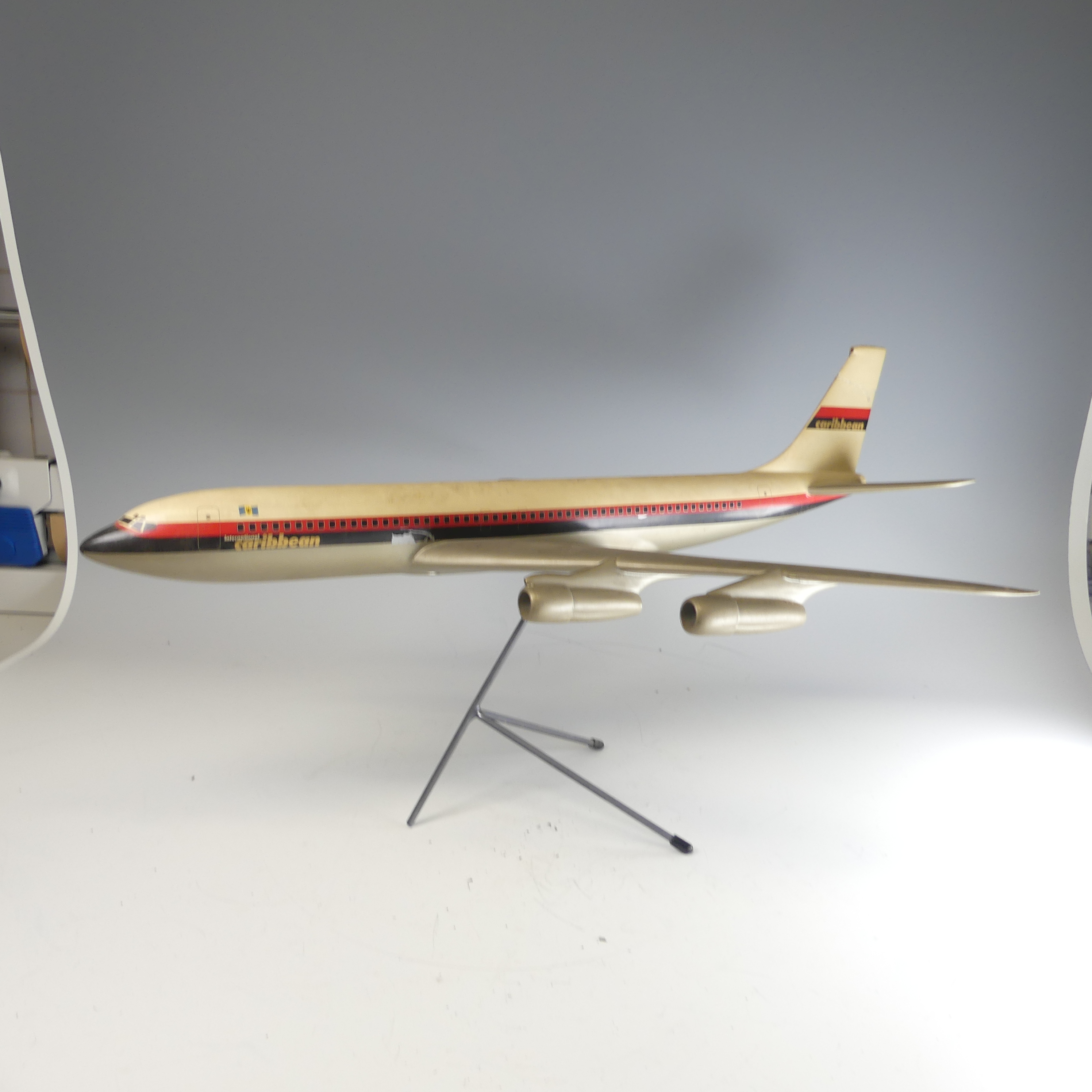 An aircraft manufacturers desktop metal model Aeroplane, 1:72 scale aeroplane of International Air - Bild 16 aus 18