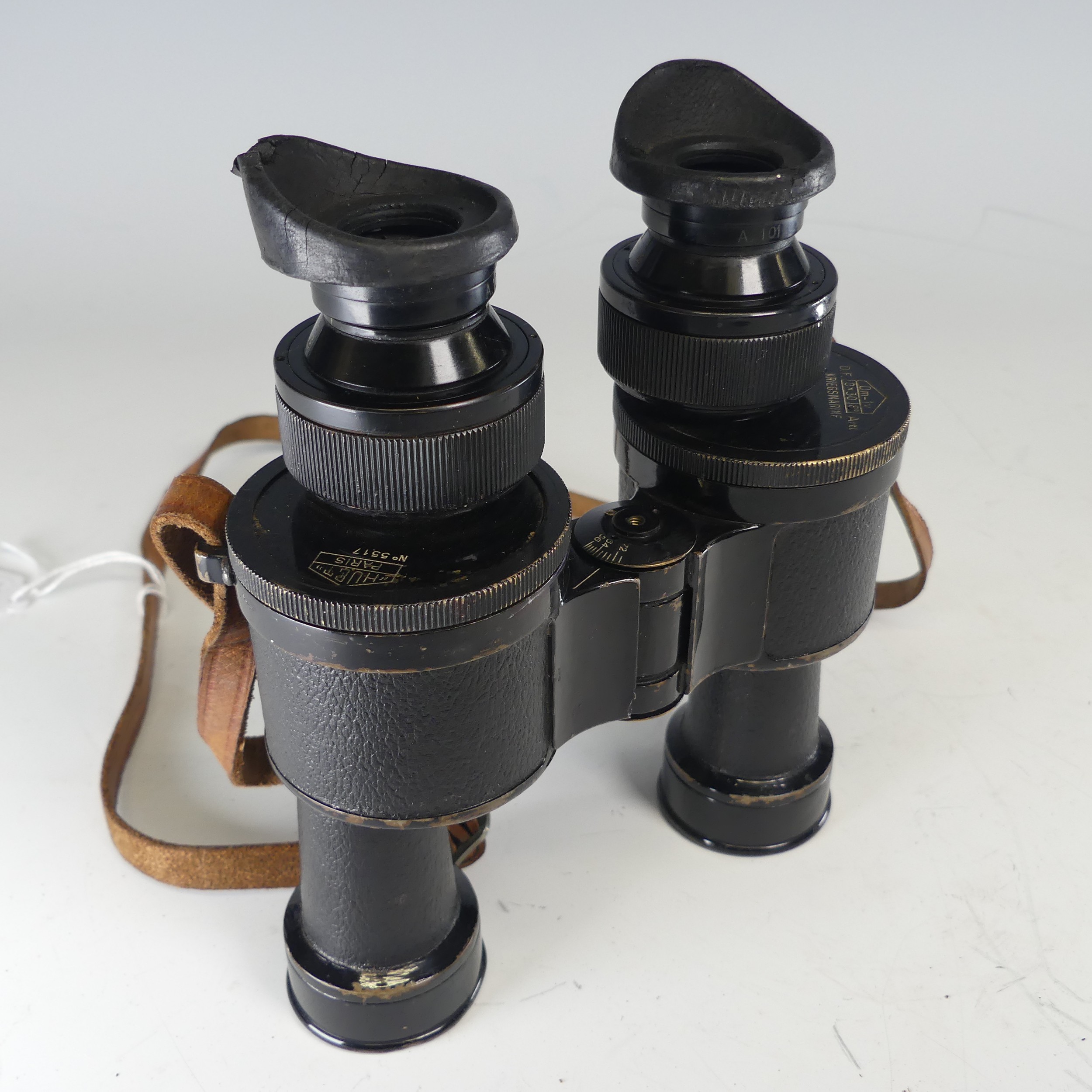 A pair of German WW2 Kriegsmarine Binoculars, stamped 'Dm-1v, 8 x 30, D.F. Artl, KRIEGSMARINE' - Bild 3 aus 8