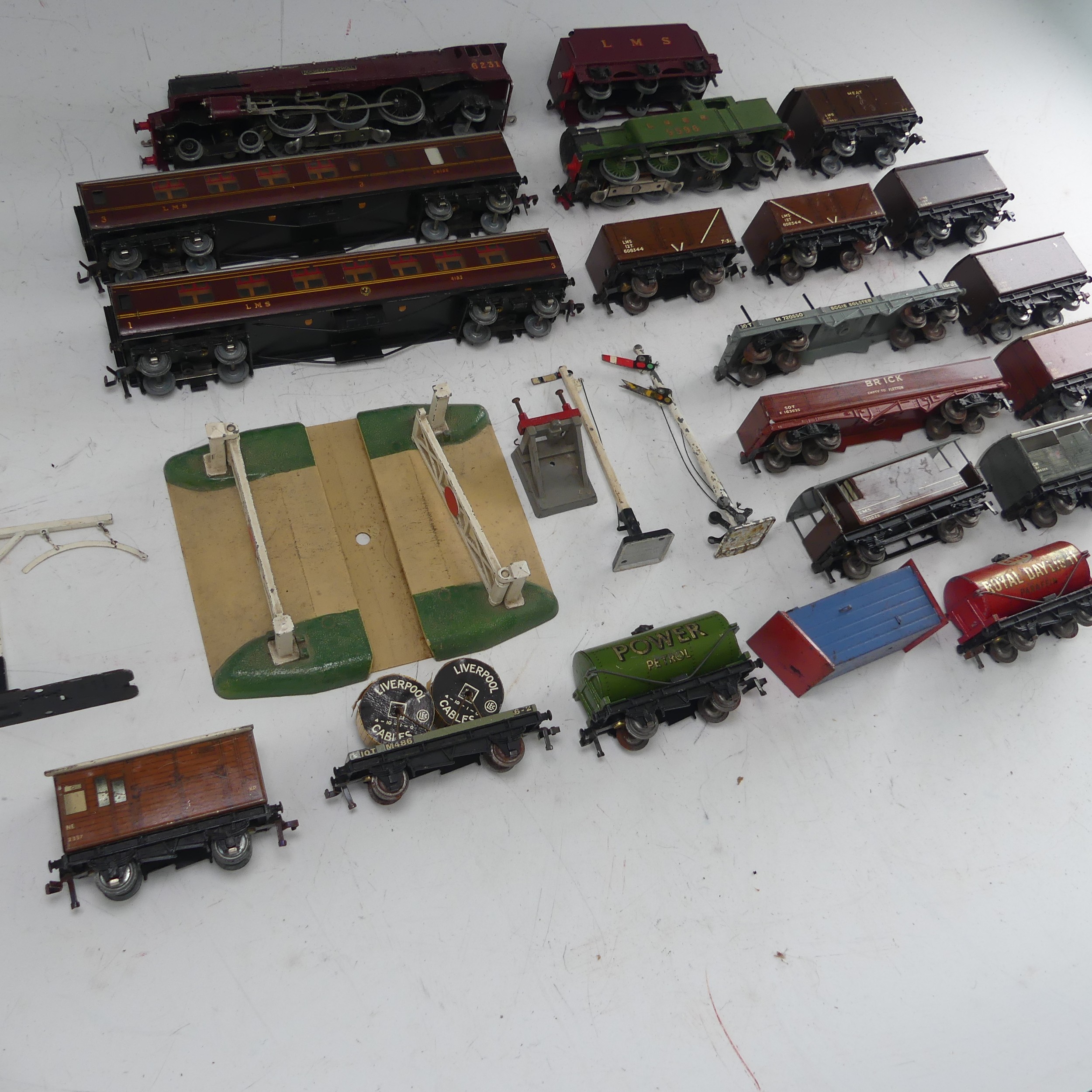 Hornby Dublo: A quantity of '00' gauge model railway, 3-rail electric, including 4-6-2 "Duchess of - Image 4 of 6