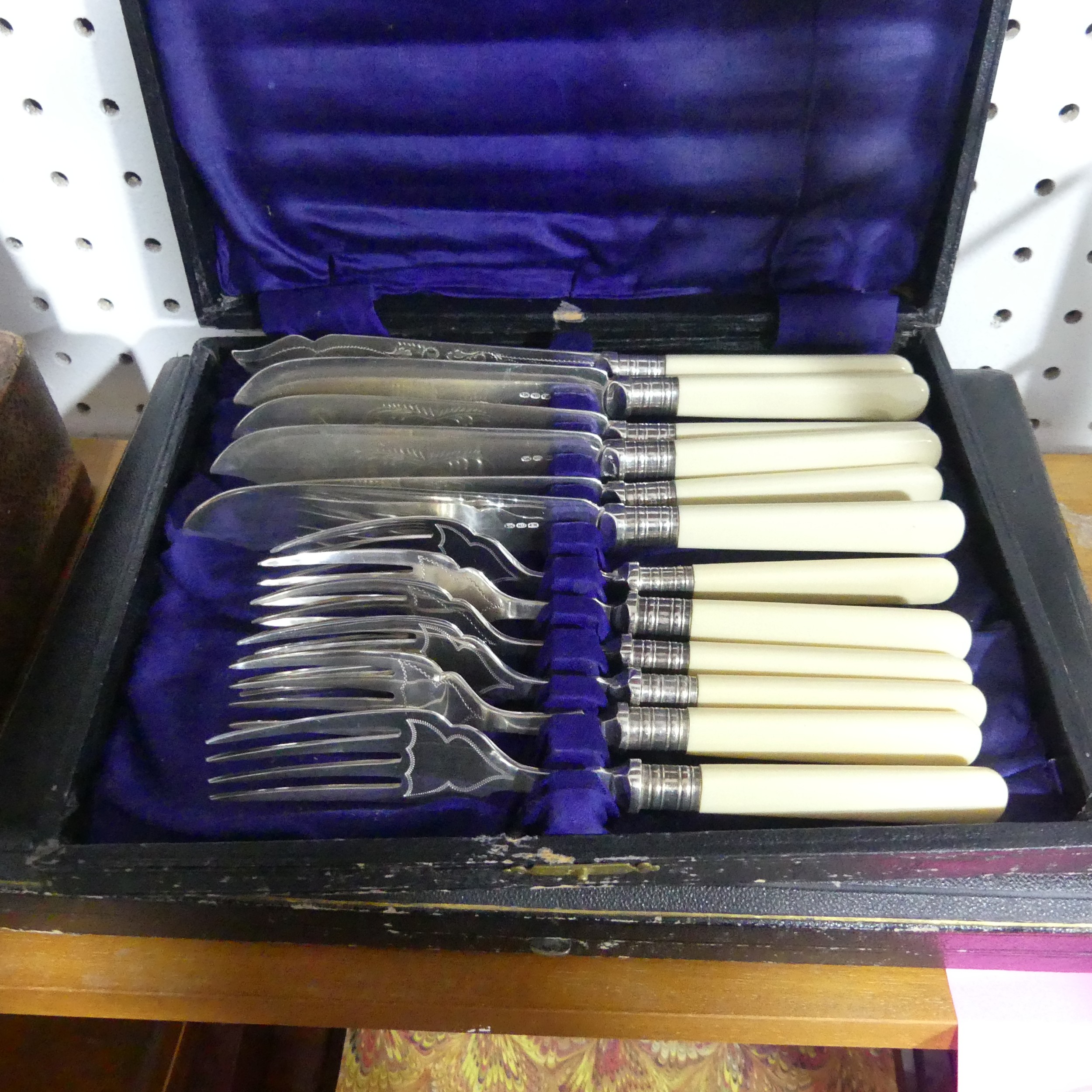 A canteen of silver plated Fish Cutlery, six place setting with mother of pearl handles, in velvet - Image 12 of 14