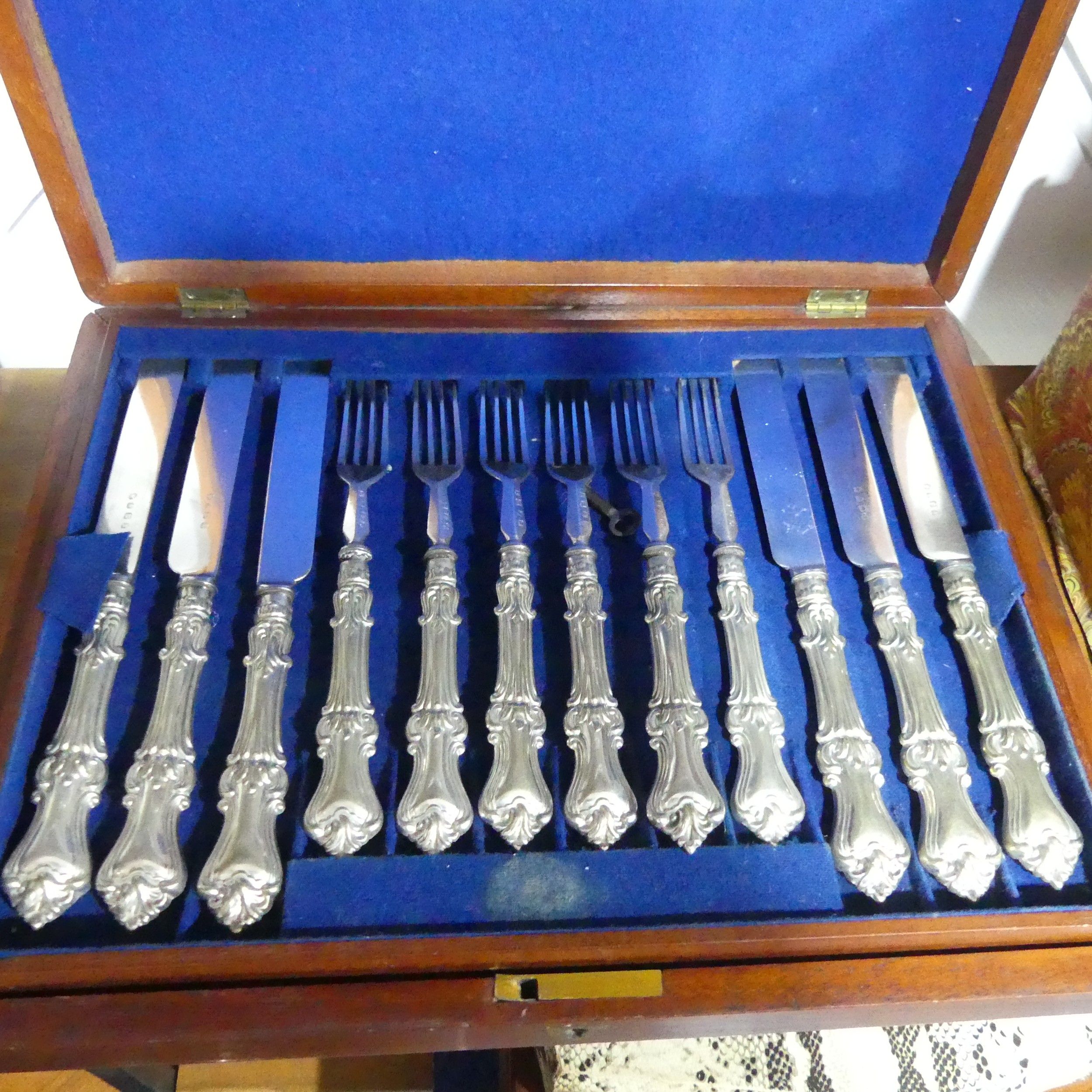 A canteen of silver plated Fish Cutlery, six place setting with mother of pearl handles, in velvet - Image 8 of 14