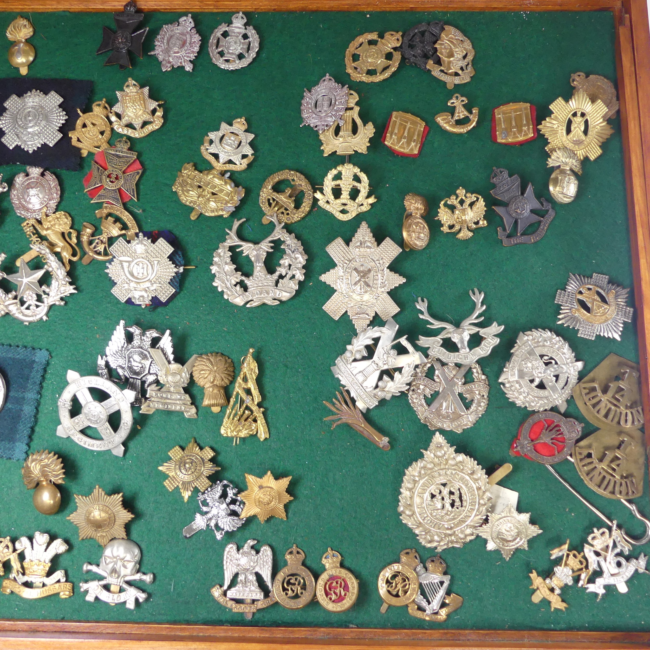 A large quantity of approximately 250 WW1, WW2 and later Cap Badges, including ; 60th King's Royal - Image 7 of 9