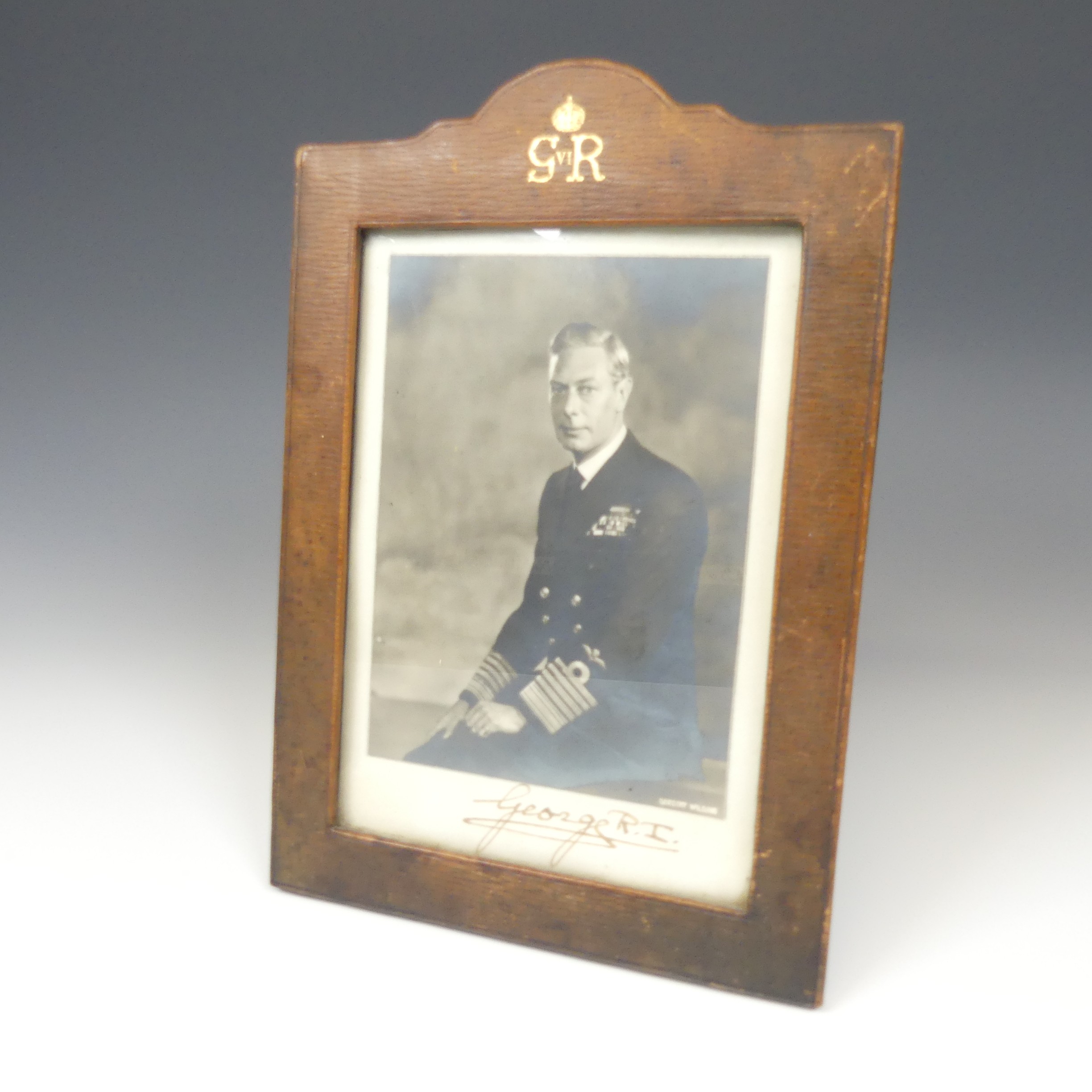 A pair of portrait photographs of King George VI and Queen Elizabeth, taken by Dorothy Wilding, each - Bild 3 aus 8