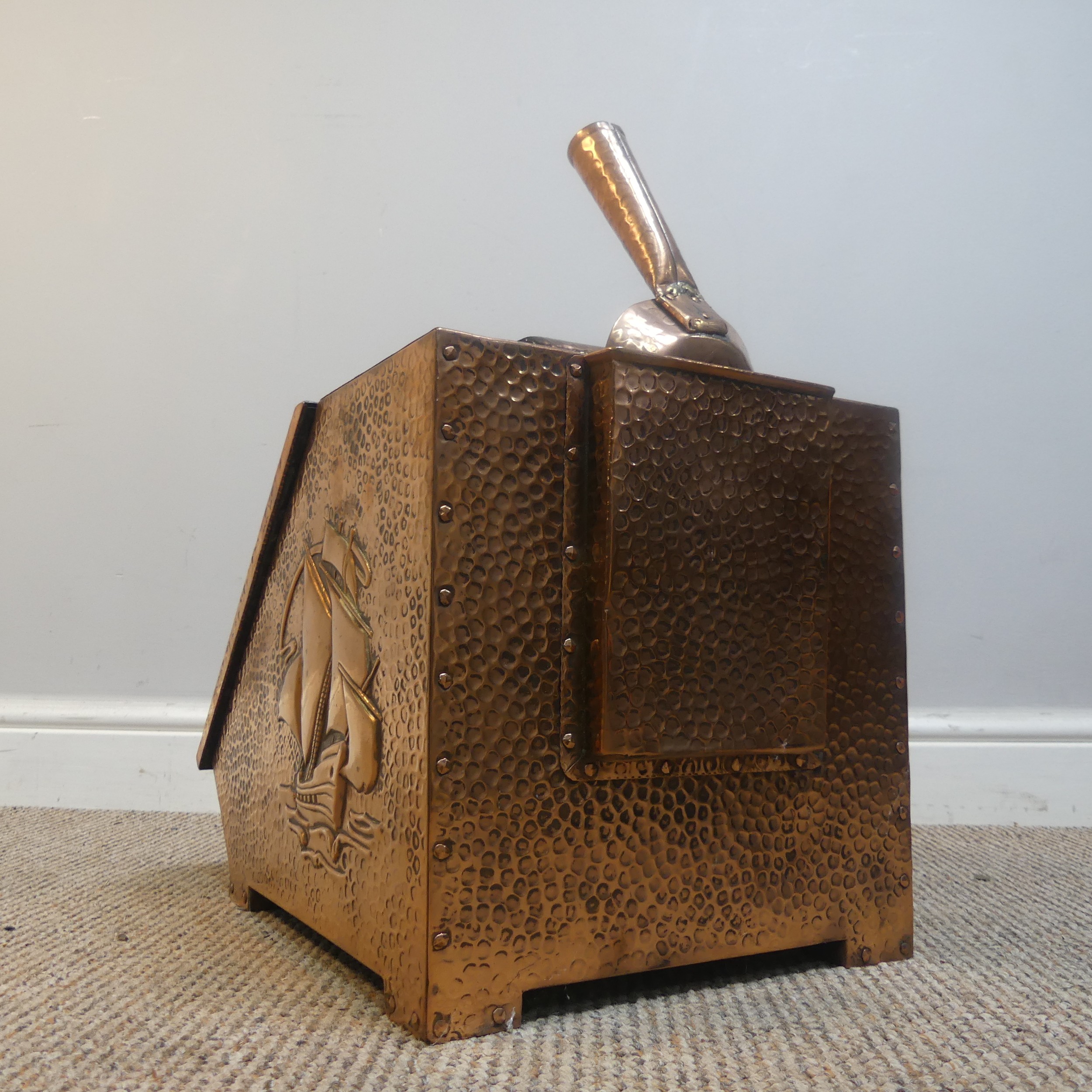 J & F Poole of Hayle Arts & Crafts copper coal Scuttle, with distinctive hammered finish and - Image 5 of 10