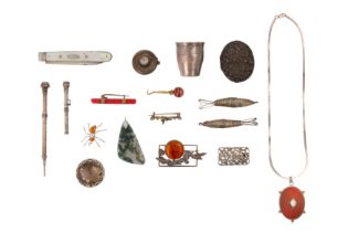 A MIXED GROUP OF SILVER AND JEWELLERY