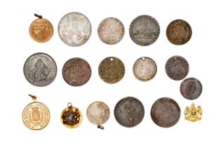 A GROUP OF ASSORTED COINS AND COIN TOKENS