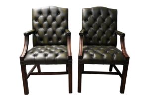 A PAIR OF MAHOGANY AND GREEN LEATHER GAINSBOROUGH ARMCHAIRS, LATE 20TH CENTURY