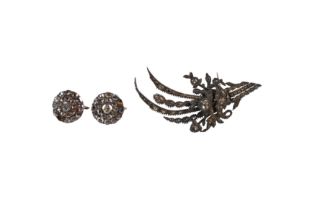 A BROOCH AND A PAIR OF EARRINGS