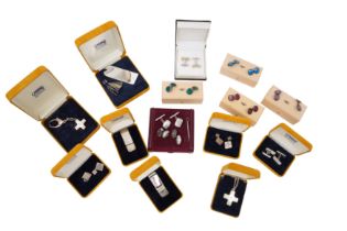 A COLLECTION OF SILVER JEWELLERY