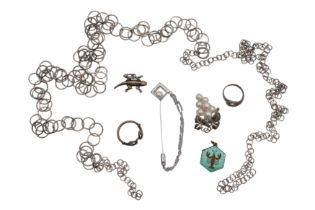 A GROUP OF SILVER JEWELLERY