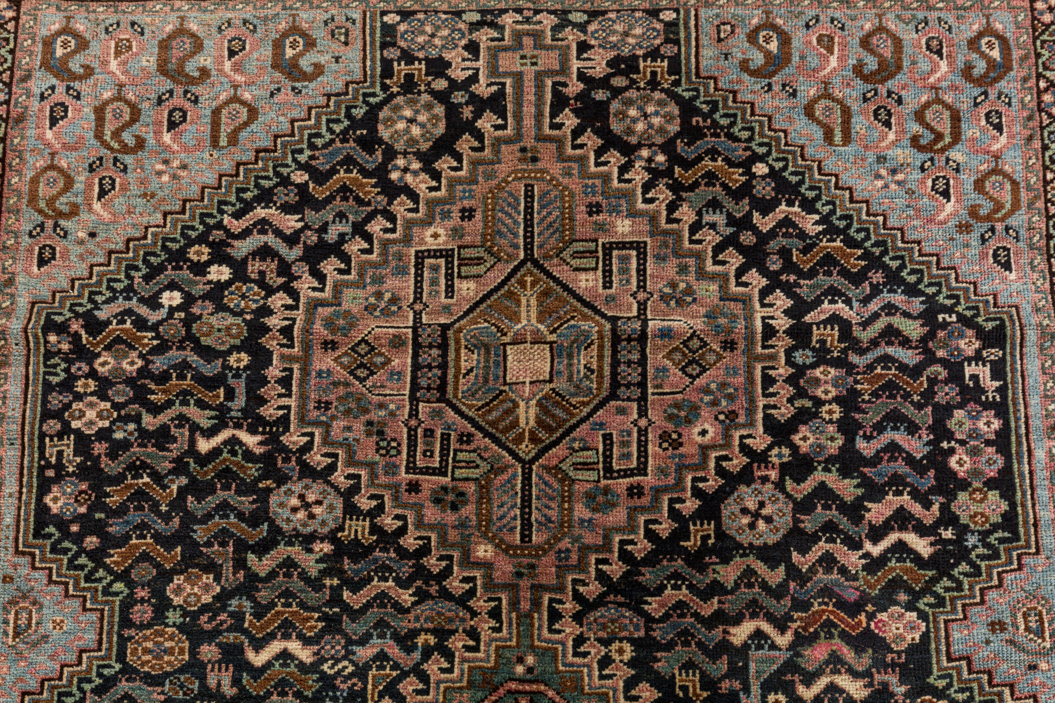 AN ANTIQUE QASHQAI RUG, SOUTH-WEST PERSIA - Image 3 of 8