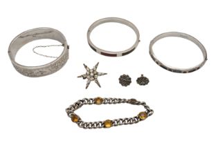 A GROUP OF SILVER AND COSTUME JEWELLERY