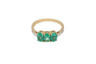 AN 18CT THREE STONE EMERALD RING