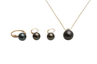 A COLLECTION OF BLACK PEARL JEWELLERY