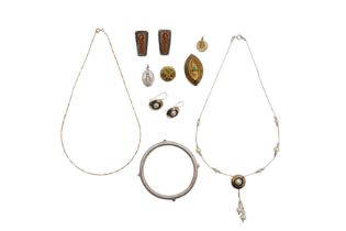 A COLLECTION OF MISCELLANEOUS JEWELLERY